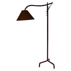 Moderna de mediados de siglo Vintage Cuero marrón Metal negro Lámpara de pie Jacques Adnet