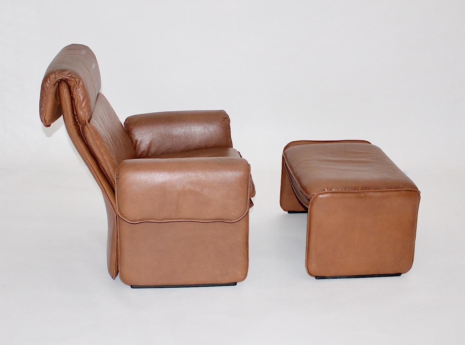 Italiano Due sedie da salotto e un'ottomana in pelle marrone vintage di metà secolo 1960 in vendita