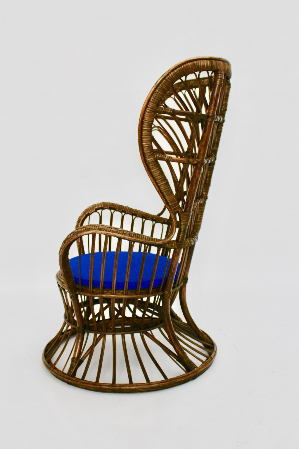 Italiano Poltrona moderna di metà secolo in rattan marrone Lio Carminati nello stile di Gio Ponti in vendita