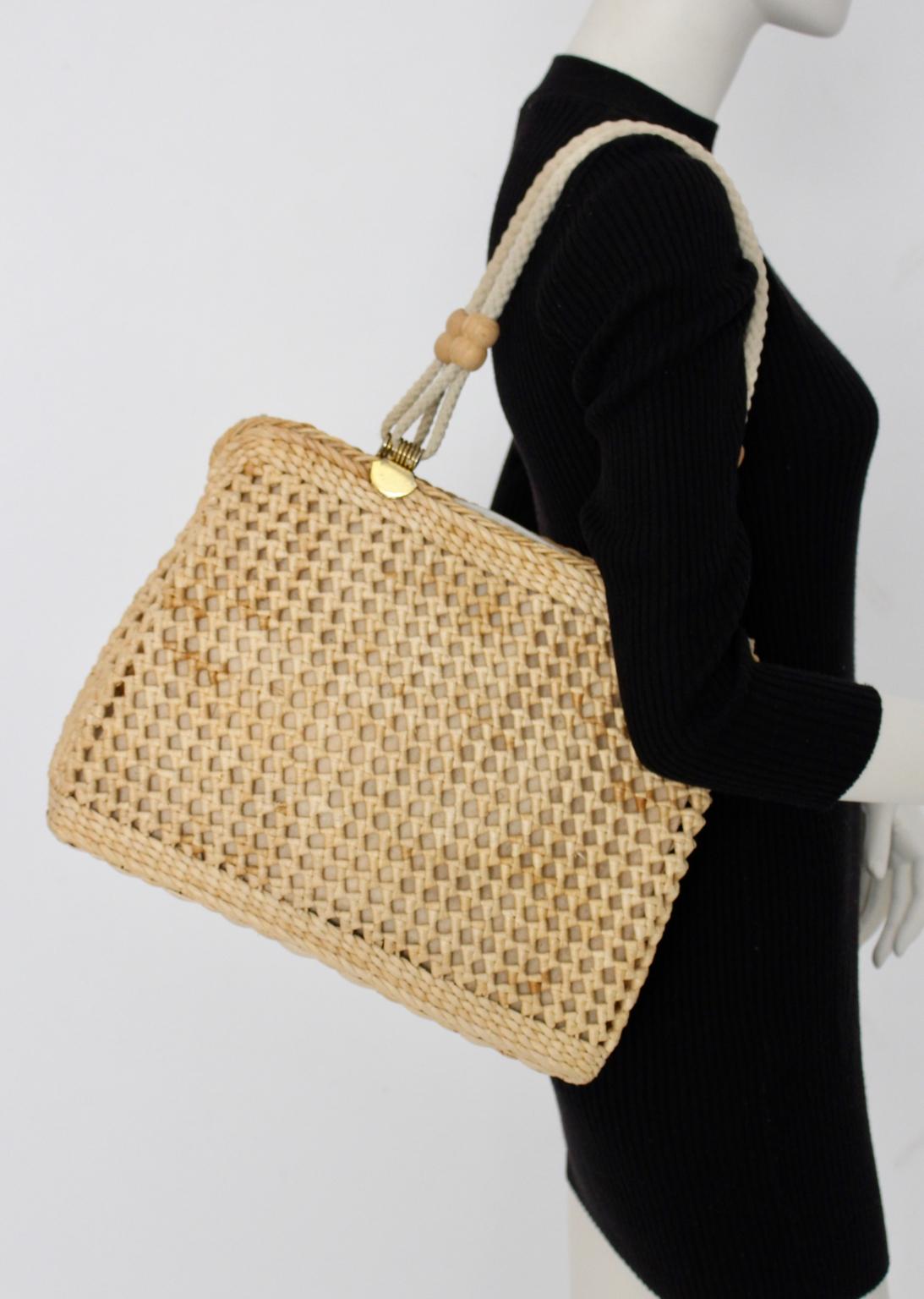 Mid Century Modern Vintage Brown White Straw Shoulder Bag circa 1970 France For Sale 5