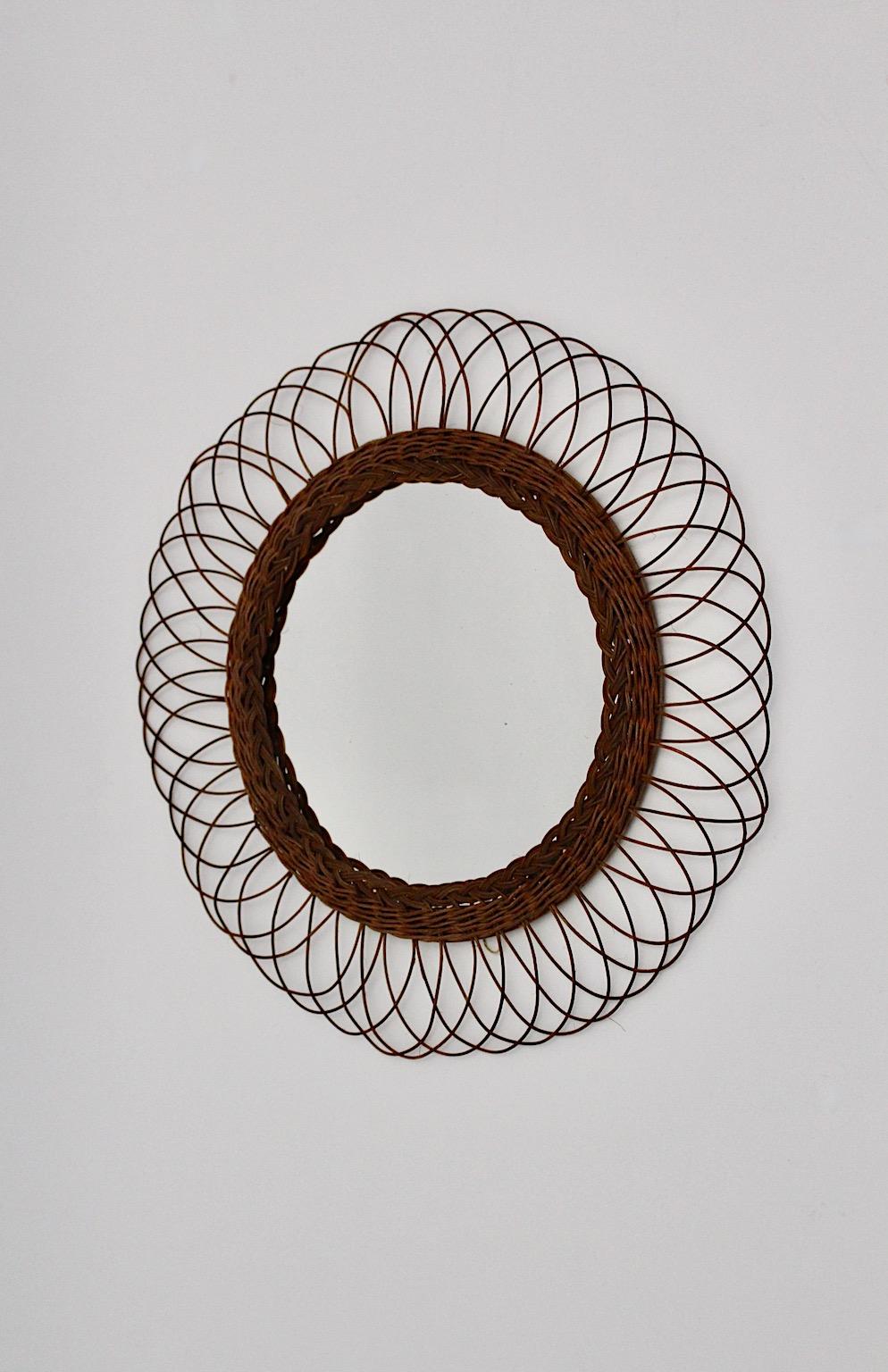 Autrichien Miroir mural circulaire à rayons de soleil en saule, Vintage The Moderns Brown, 1960s en vente