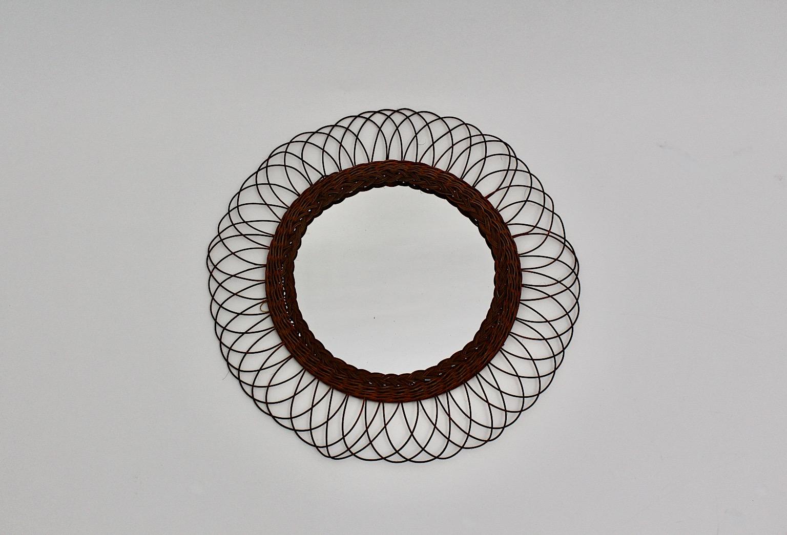 20ième siècle Miroir mural circulaire à rayons de soleil en saule, Vintage The Moderns Brown, 1960s en vente
