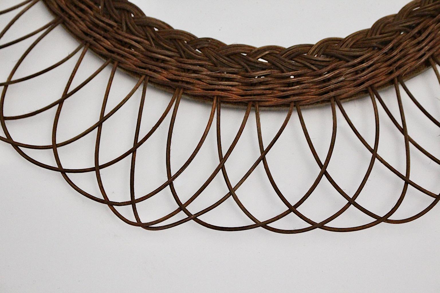 Miroir mural circulaire à rayons de soleil en saule, Vintage The Moderns Brown, 1960s en vente 2
