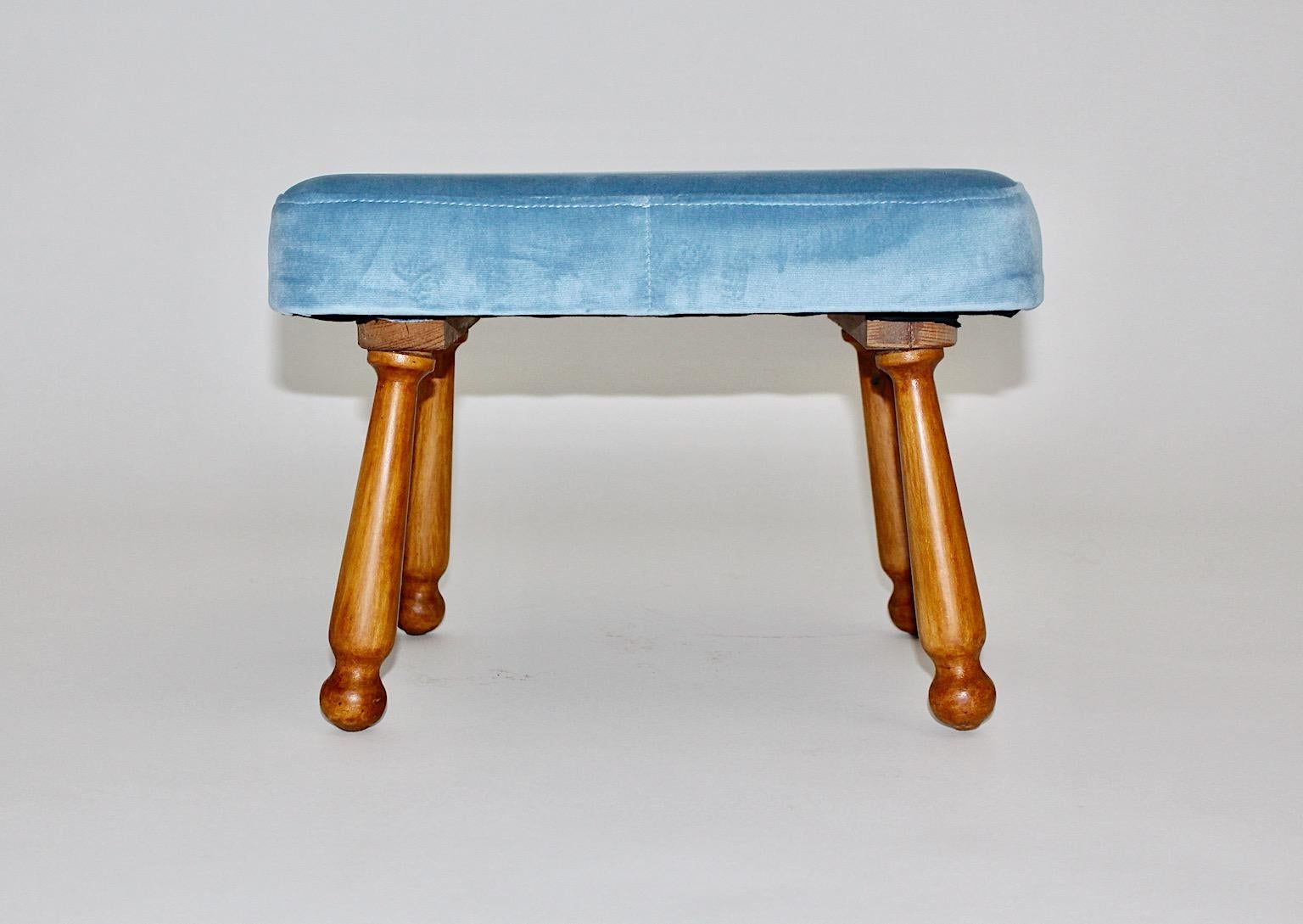 Mid Century Modern rechteckiger Hocker aus Kirschholz mit pastellblauem Samtbezug im Stil von Josef Frank, 1950er Jahre Österreich.
Ein atemberaubender Fußhocker, neu bezogen mit pastellblauem Samtstoff aus honigbraunem Kirschholz. Während die