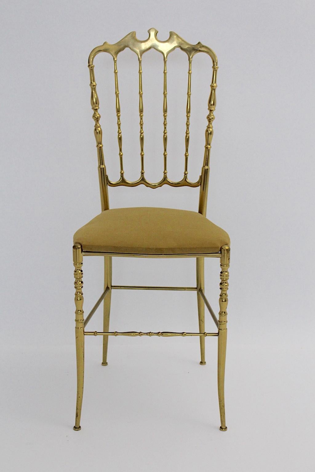 Chaise d'appoint ou chaise Chiavari en laiton vintage Mid-Century Modern, qui a été conçue, 1950s, Italie.
La chaise d'appoint en laiton a été retapissée et l'assise est recouverte de velours marron clair.
Le cadre en laiton présente également une