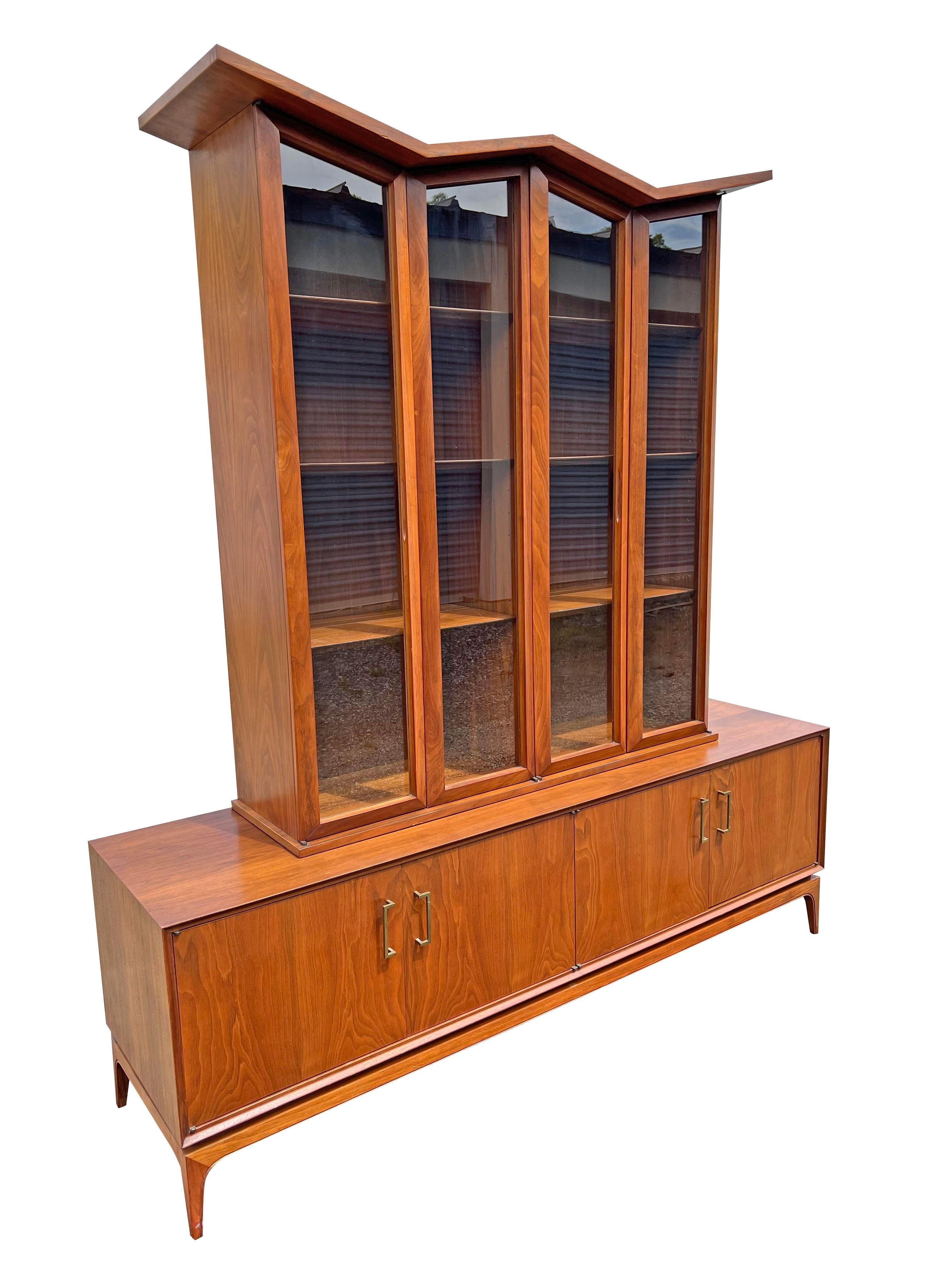 Américain Cabinet à vaisselle vintage du milieu du siècle dernier Crédence Designer Danish Style en vente