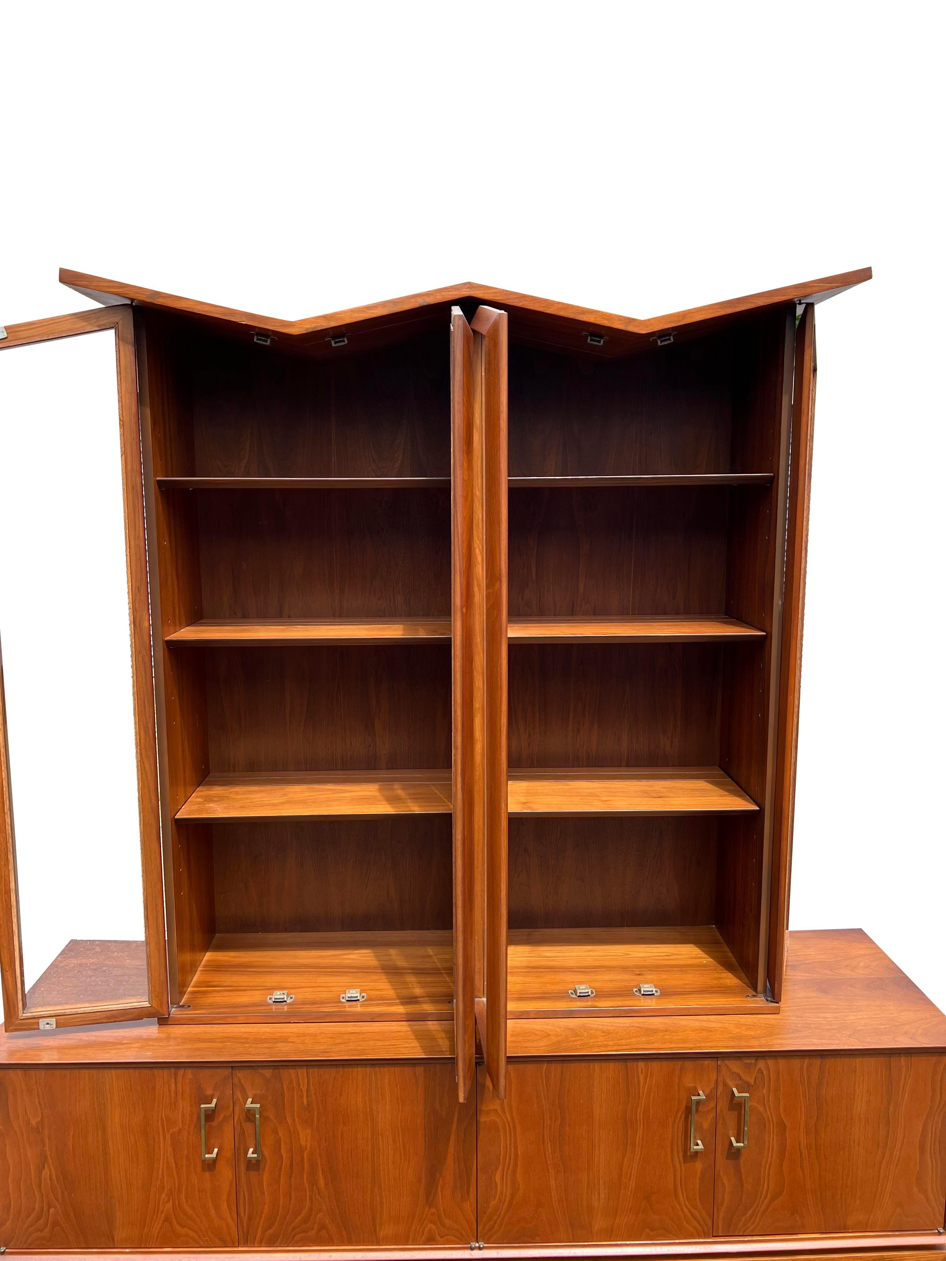 Cabinet à vaisselle vintage du milieu du siècle dernier Crédence Designer Danish Style Bon état - En vente à Saddle River, NJ