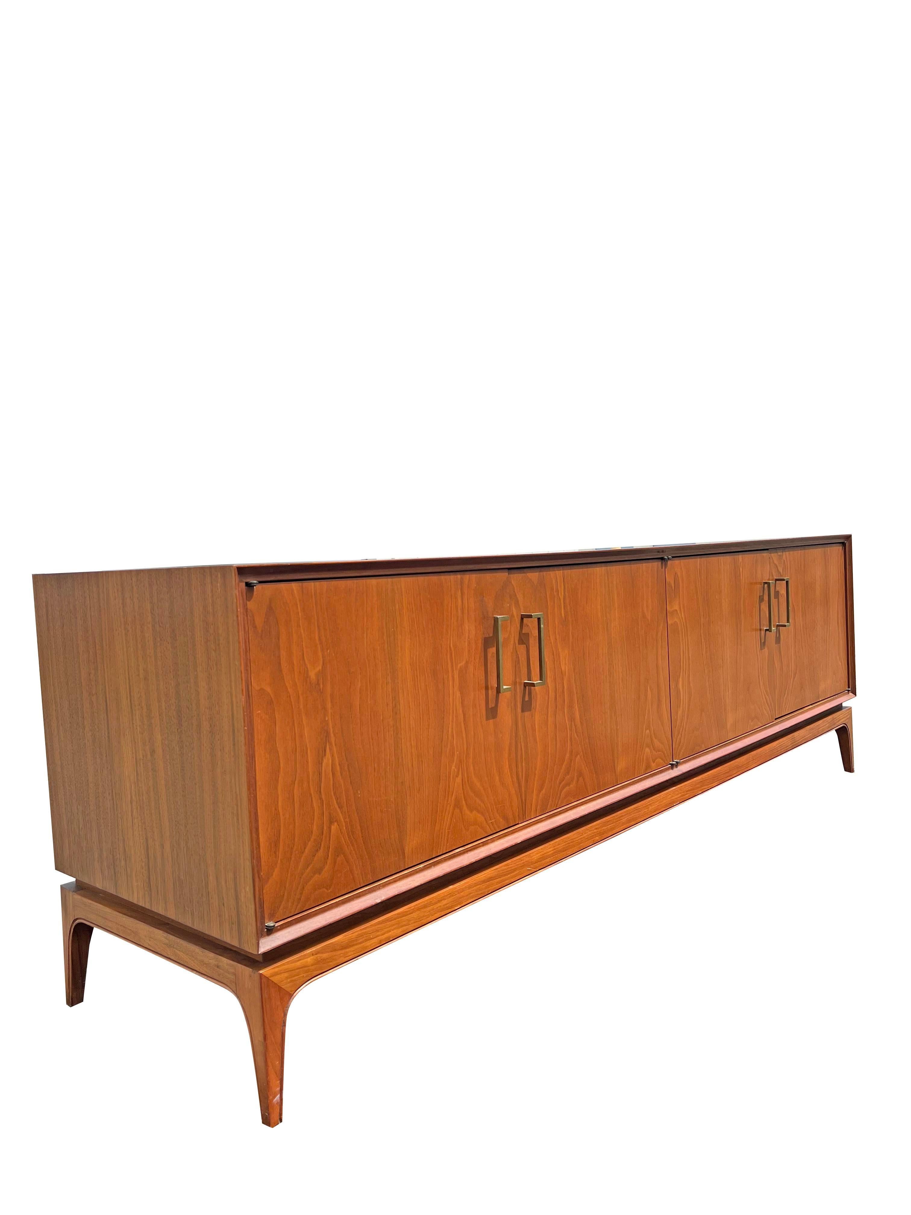 Milieu du XXe siècle Cabinet à vaisselle vintage du milieu du siècle dernier Crédence Designer Danish Style en vente