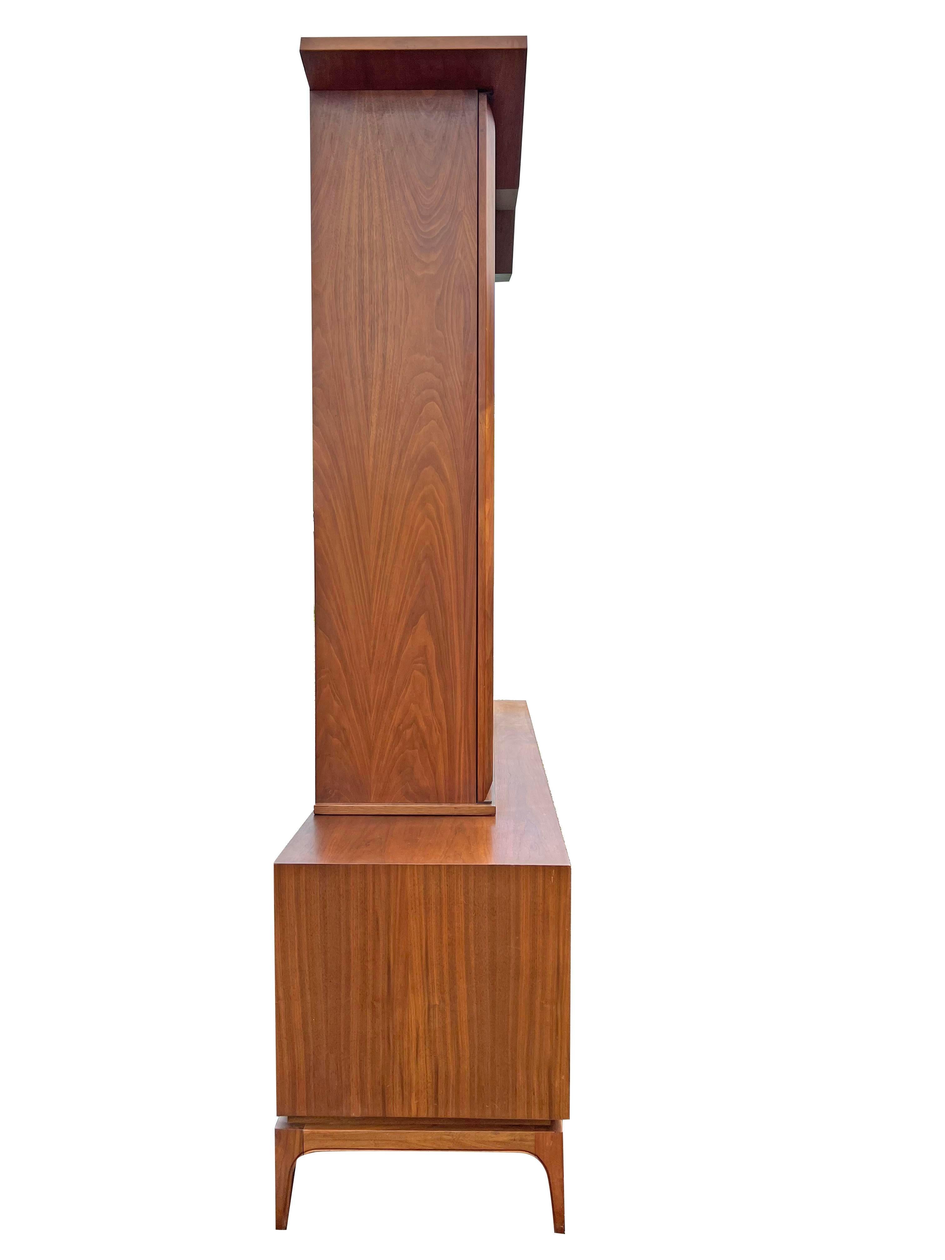 Bois Cabinet à vaisselle vintage du milieu du siècle dernier Crédence Designer Danish Style en vente