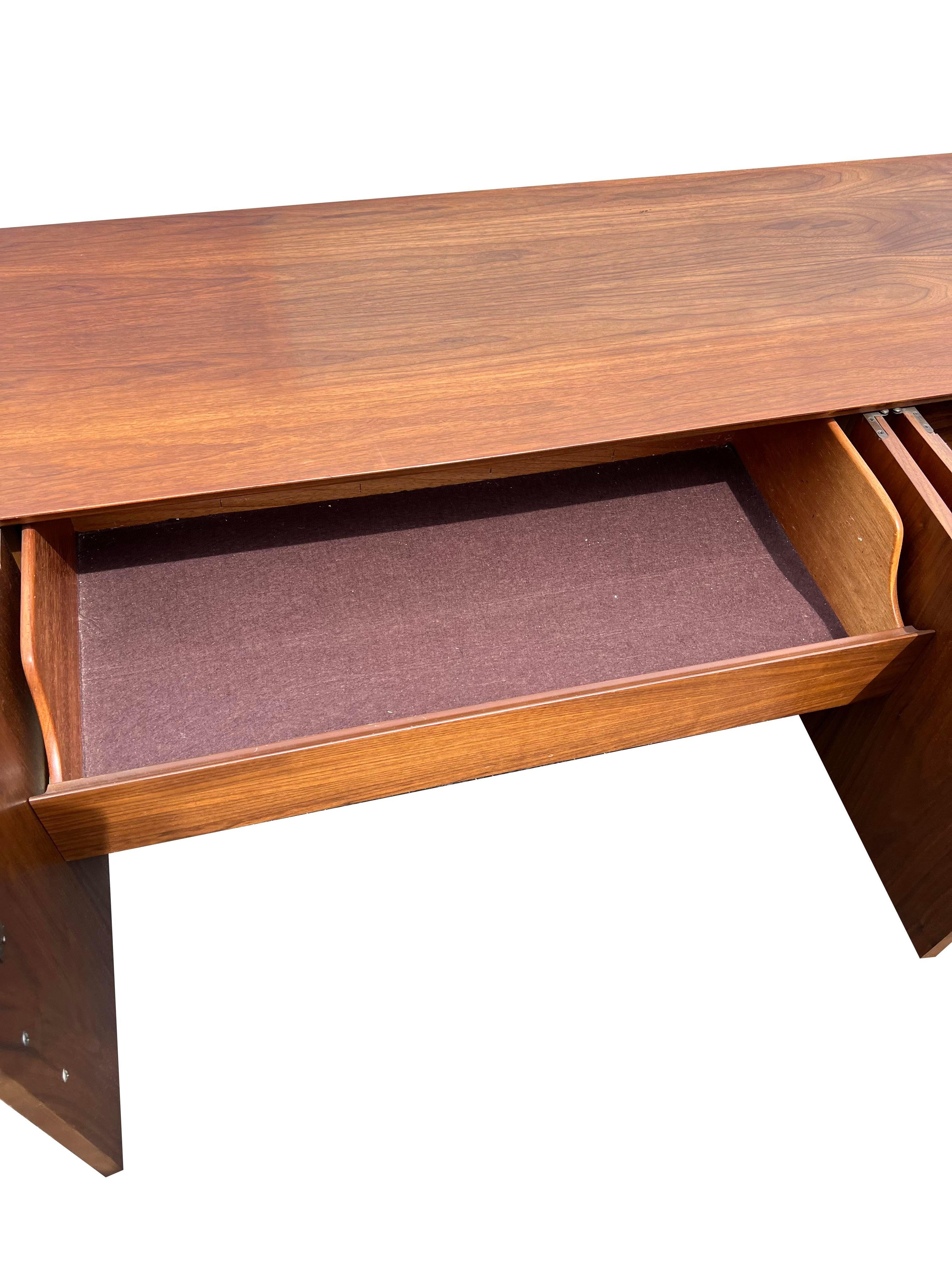 Cabinet à vaisselle vintage du milieu du siècle dernier Crédence Designer Danish Style en vente 1