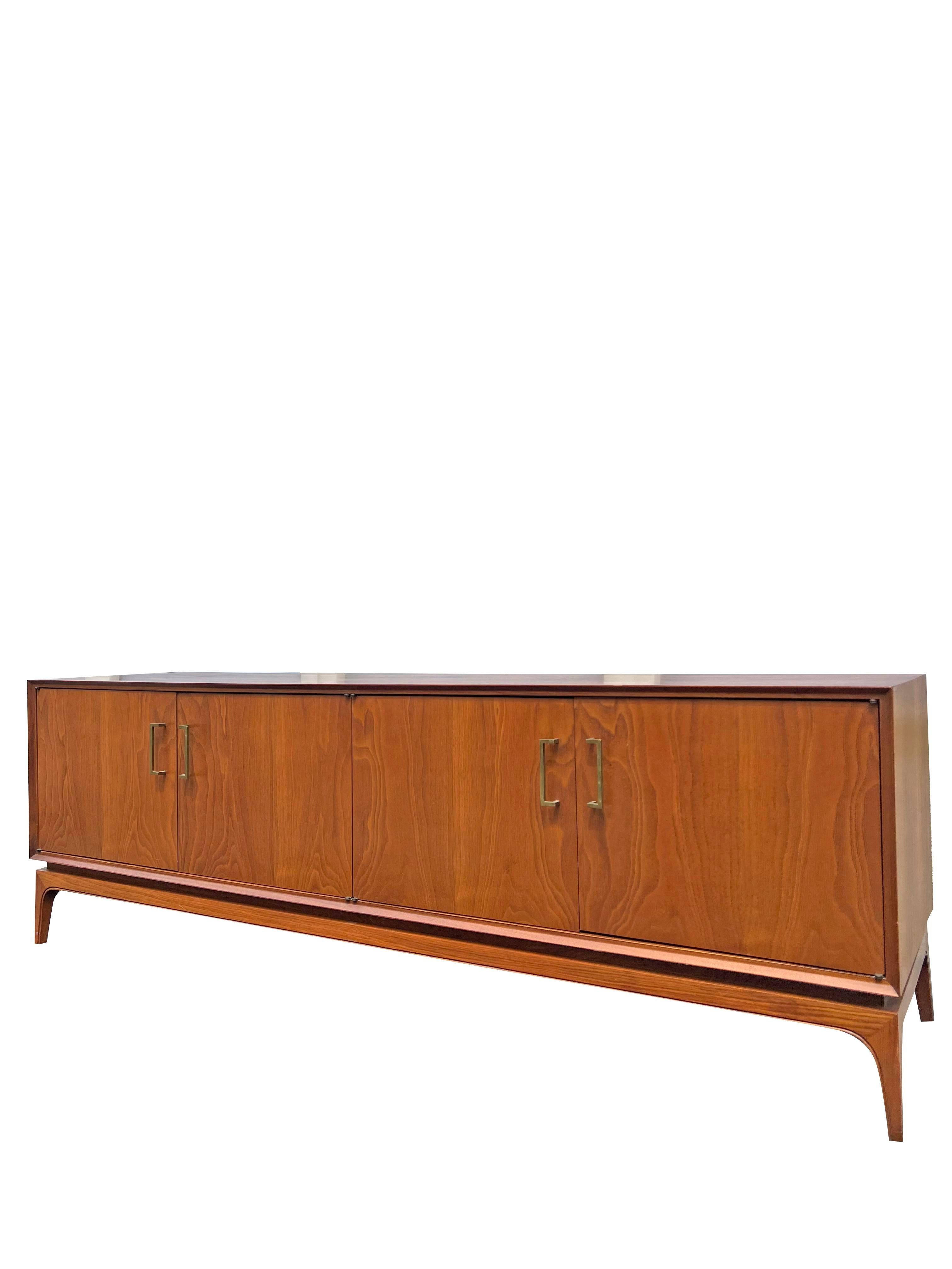 Cabinet à vaisselle vintage du milieu du siècle dernier Crédence Designer Danish Style en vente 2