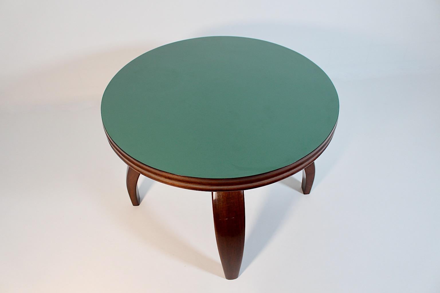 Mid Century Modern Vintage runder Couchtisch oder Beistelltisch aus 
Massiver Nussbaum in schokoladenbrauner Farbe mit grünem Laminat um 1940 Italien, zugeschrieben von Paolo Buffa.
Ein schöner runder Couchtisch aus massivem Nussbaum mit grüner