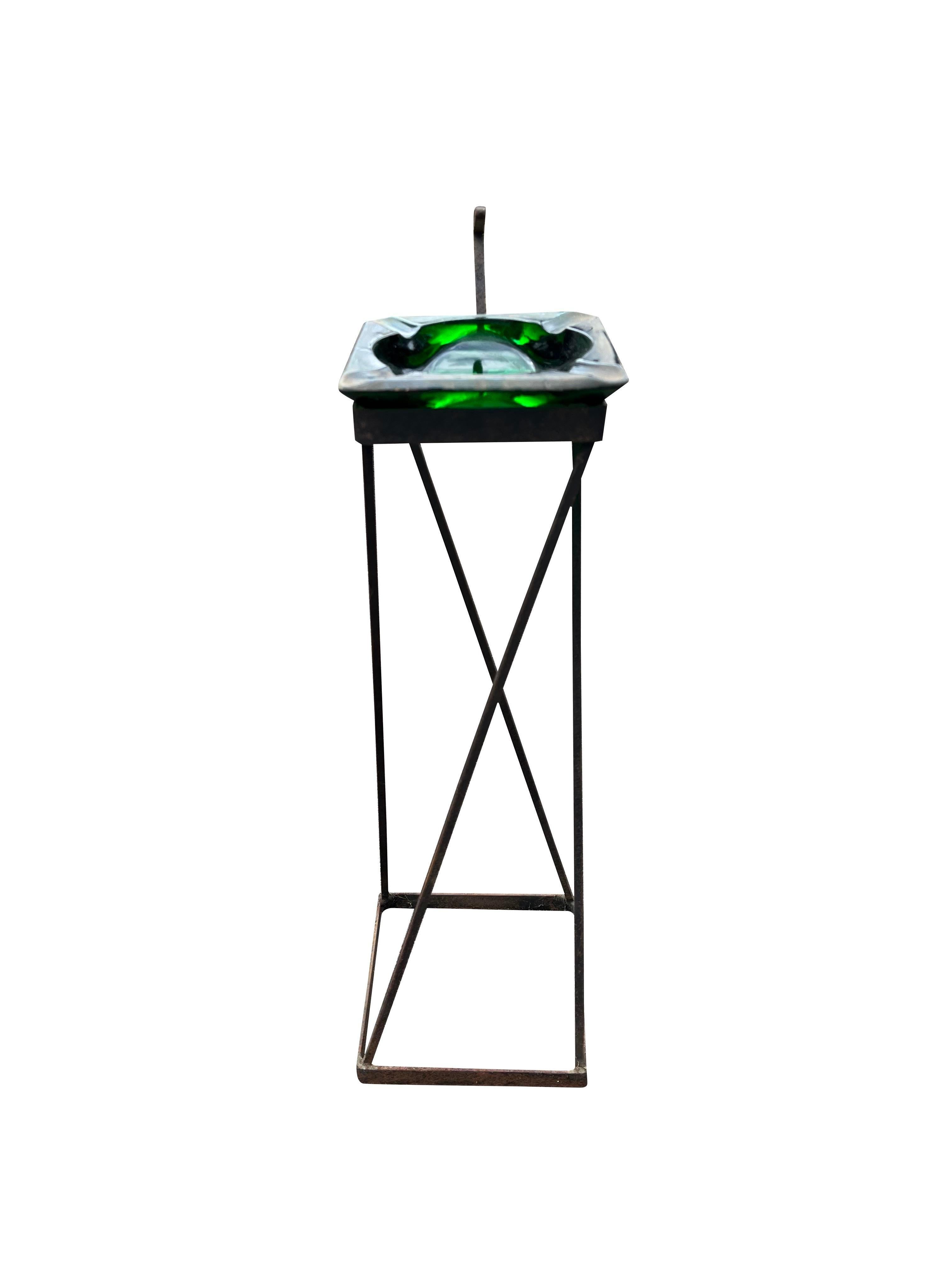 Posacenere da terra tipo sigaro vintage in ferro e vetro verde.

Aggiungi un tocco di stile moderno di metà secolo alla tua casa con questo esclusivo posacenere da terra tipo sigaro vintage. Questo pezzo distintivo combina un'elegante struttura in