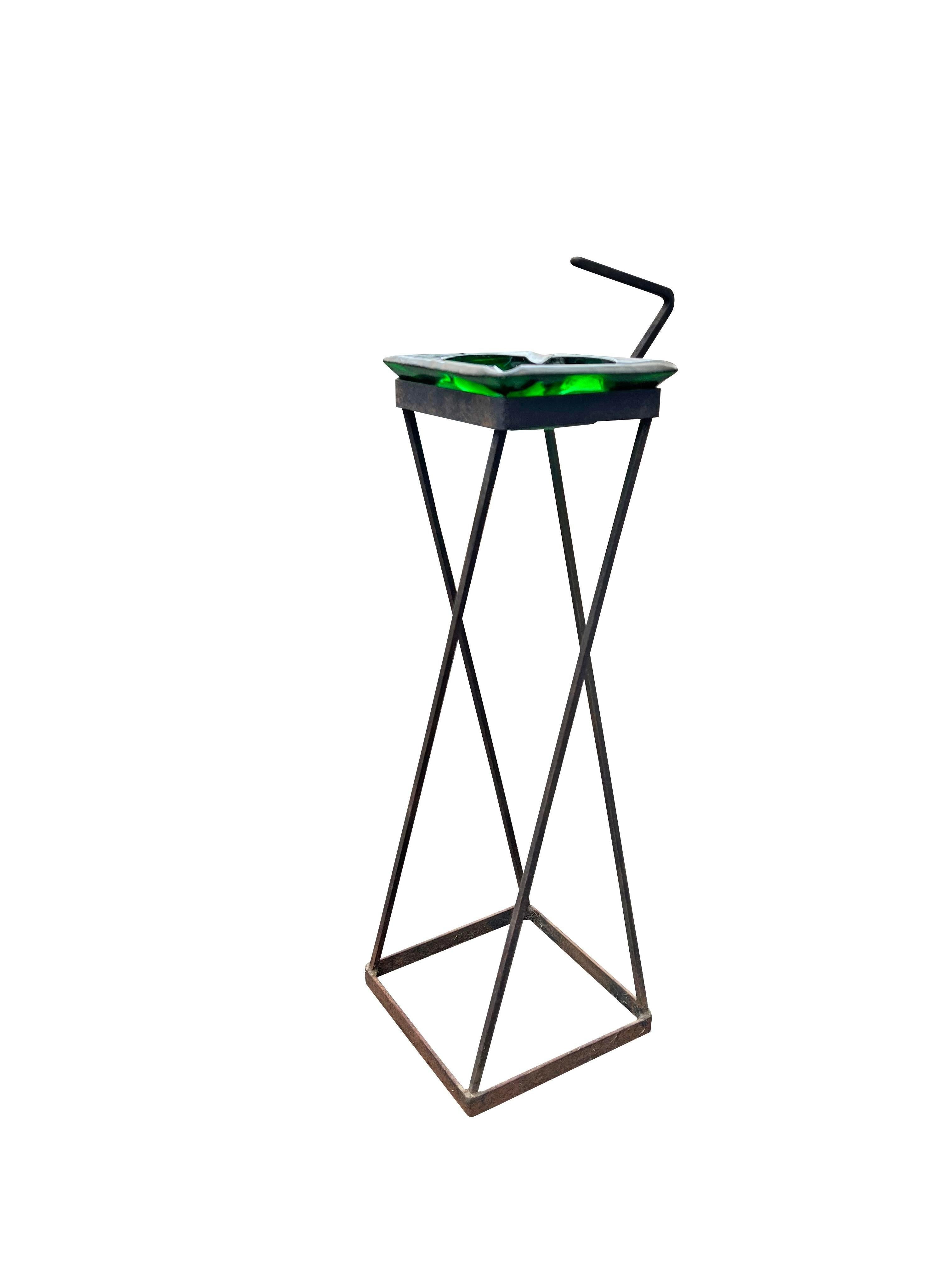 Mid-Century moderno Posacenere da terra tipo sigaro vintage del Mid Century Modern in ferro e vetro verde in vendita