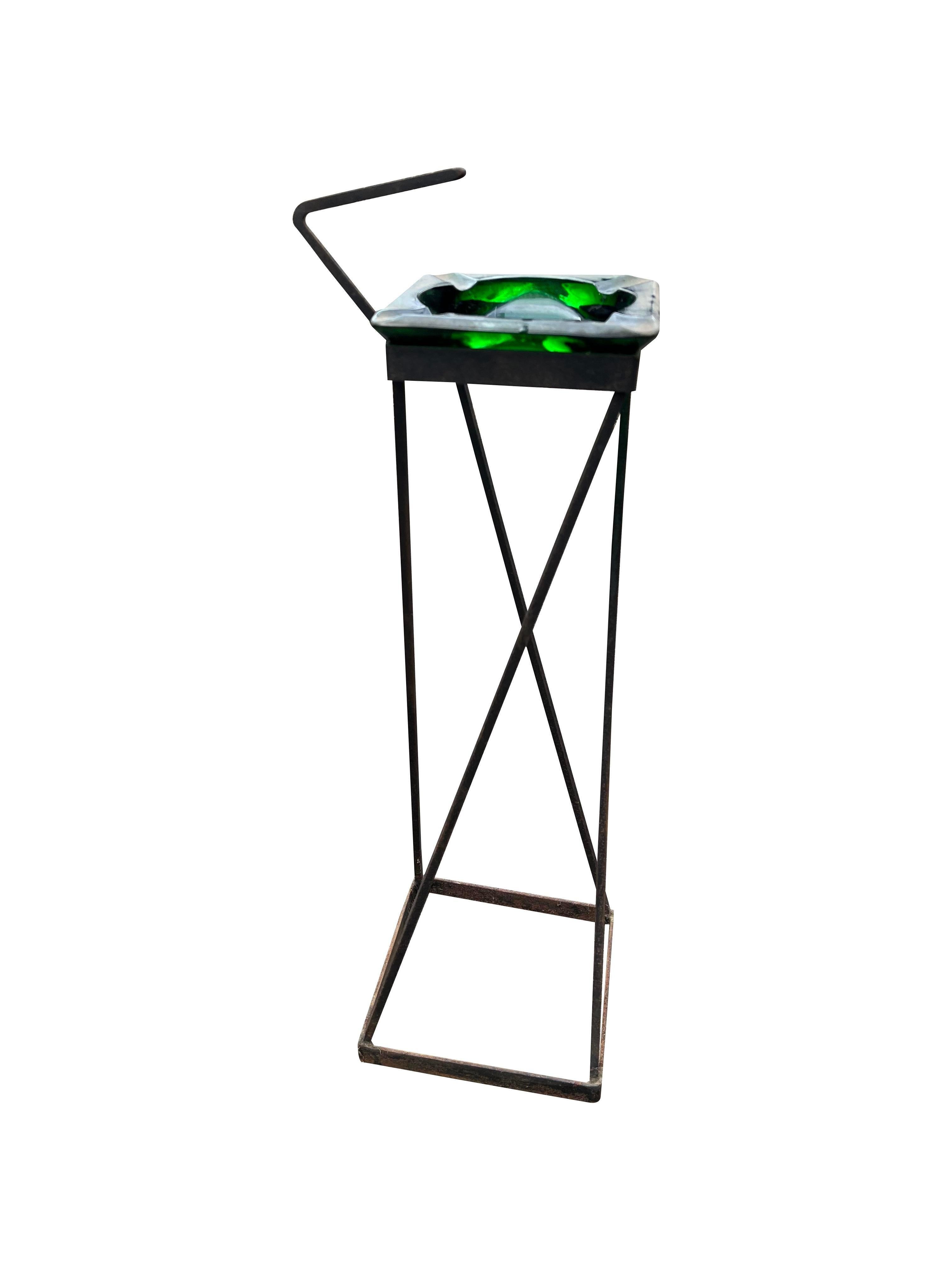 Americano Posacenere da terra tipo sigaro vintage del Mid Century Modern in ferro e vetro verde in vendita