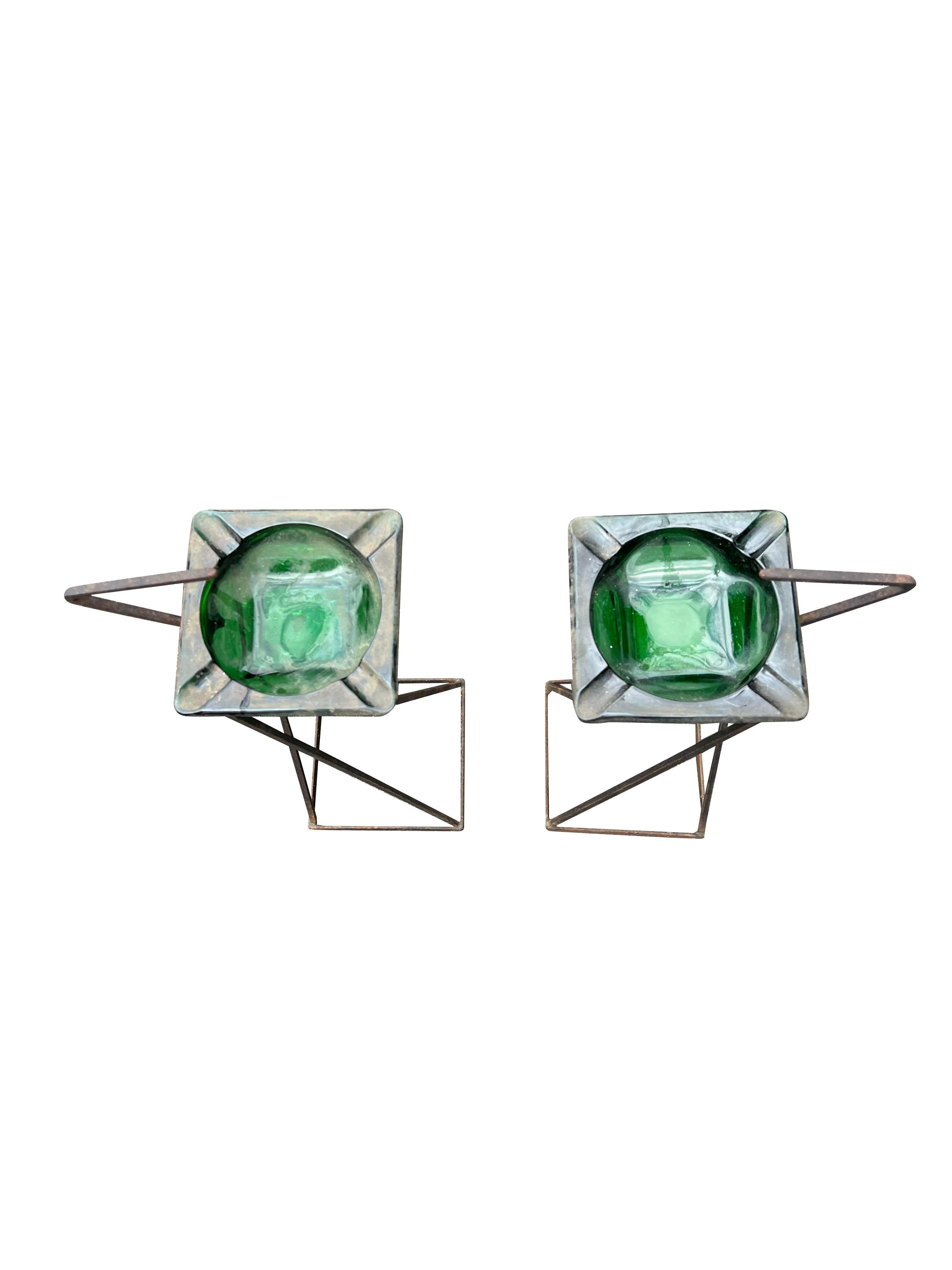 Metà XX secolo Posacenere da terra tipo sigaro vintage del Mid Century Modern in ferro e vetro verde in vendita