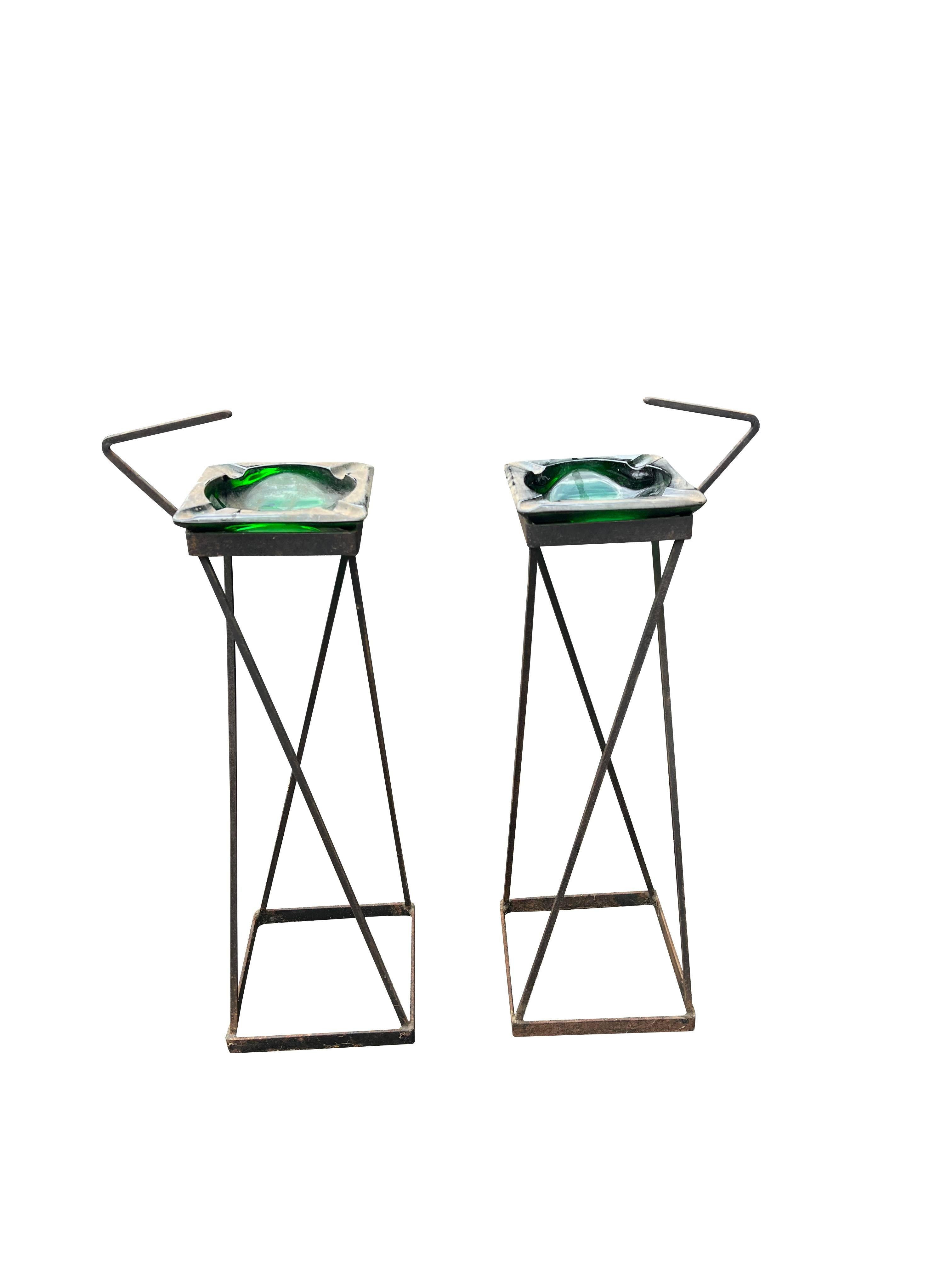 Ferro Posacenere da terra tipo sigaro vintage del Mid Century Modern in ferro e vetro verde in vendita