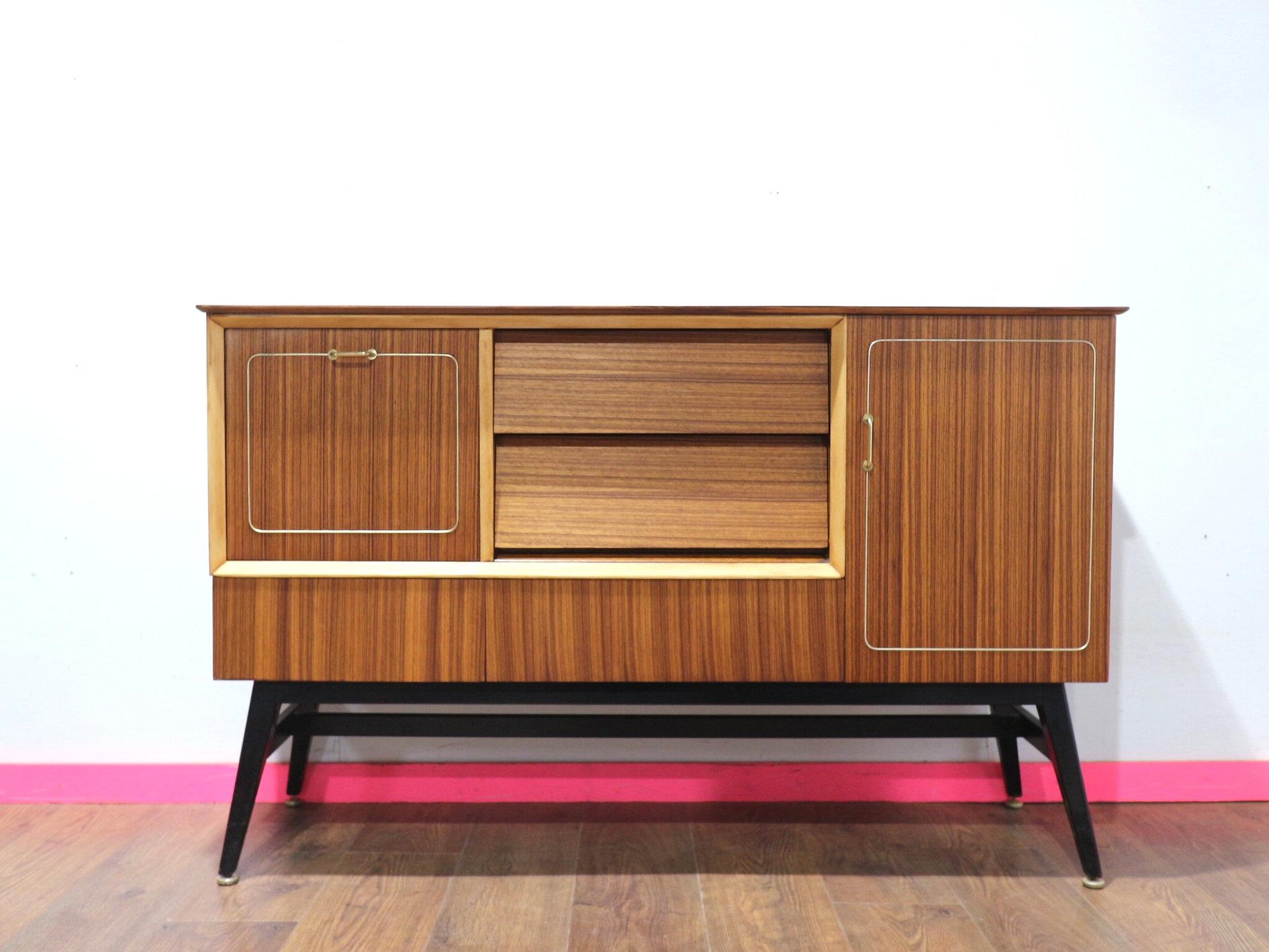 Entdecken Sie den Charme einer vergangenen Ära mit dieser atemberaubenden Vintage-Buffet-Credenza des britischen Möbelherstellers Beautility. Die schönen Beine unterstreichen den modernen Stil der Jahrhundertmitte und machen ihn zu einer perfekten