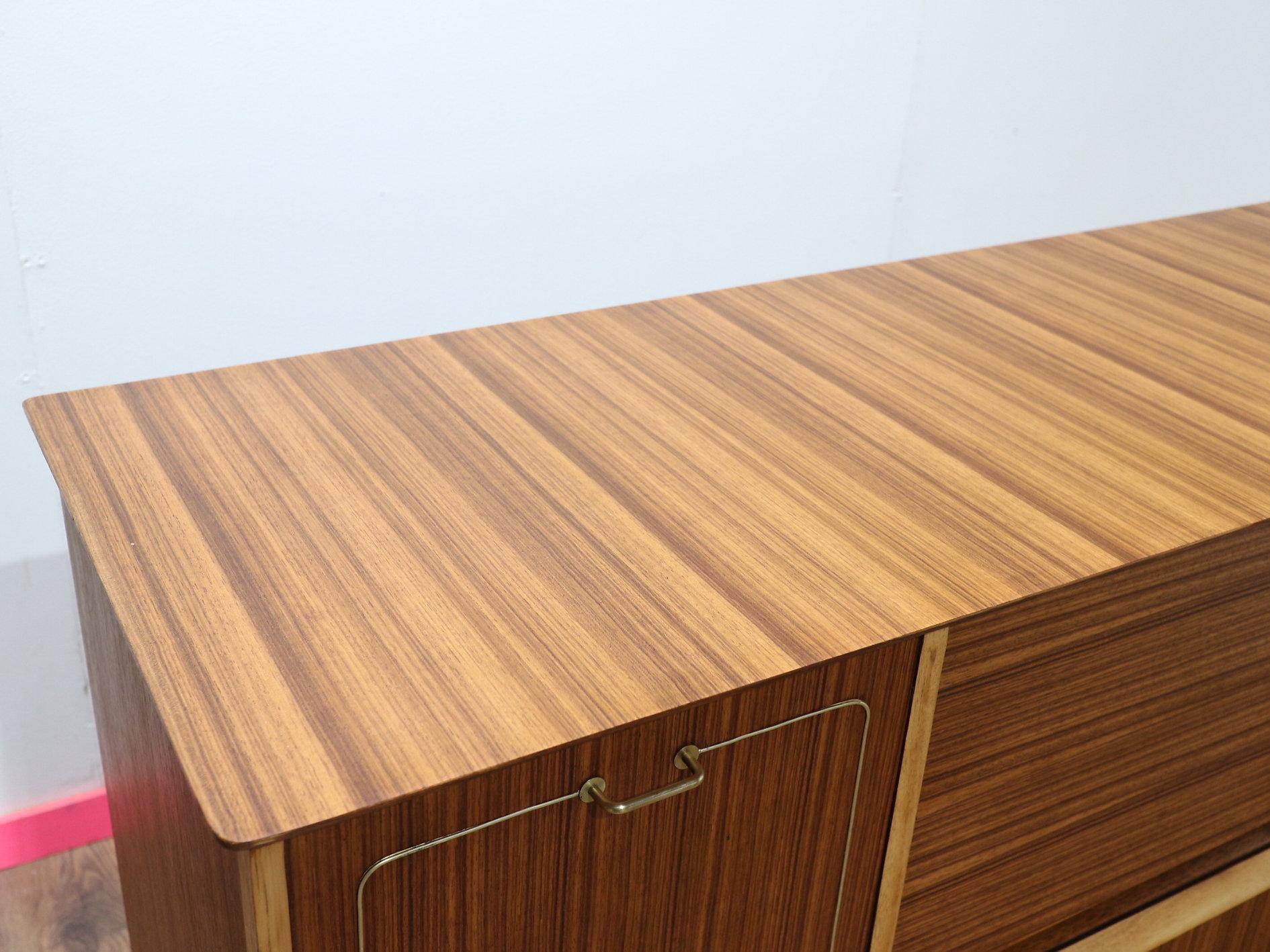 Moderne Mid-Century-Cocktailschrank-Anrichte/Anrichte/Buffetschrank von Beautility im Zustand „Gut“ in Los Angeles, CA