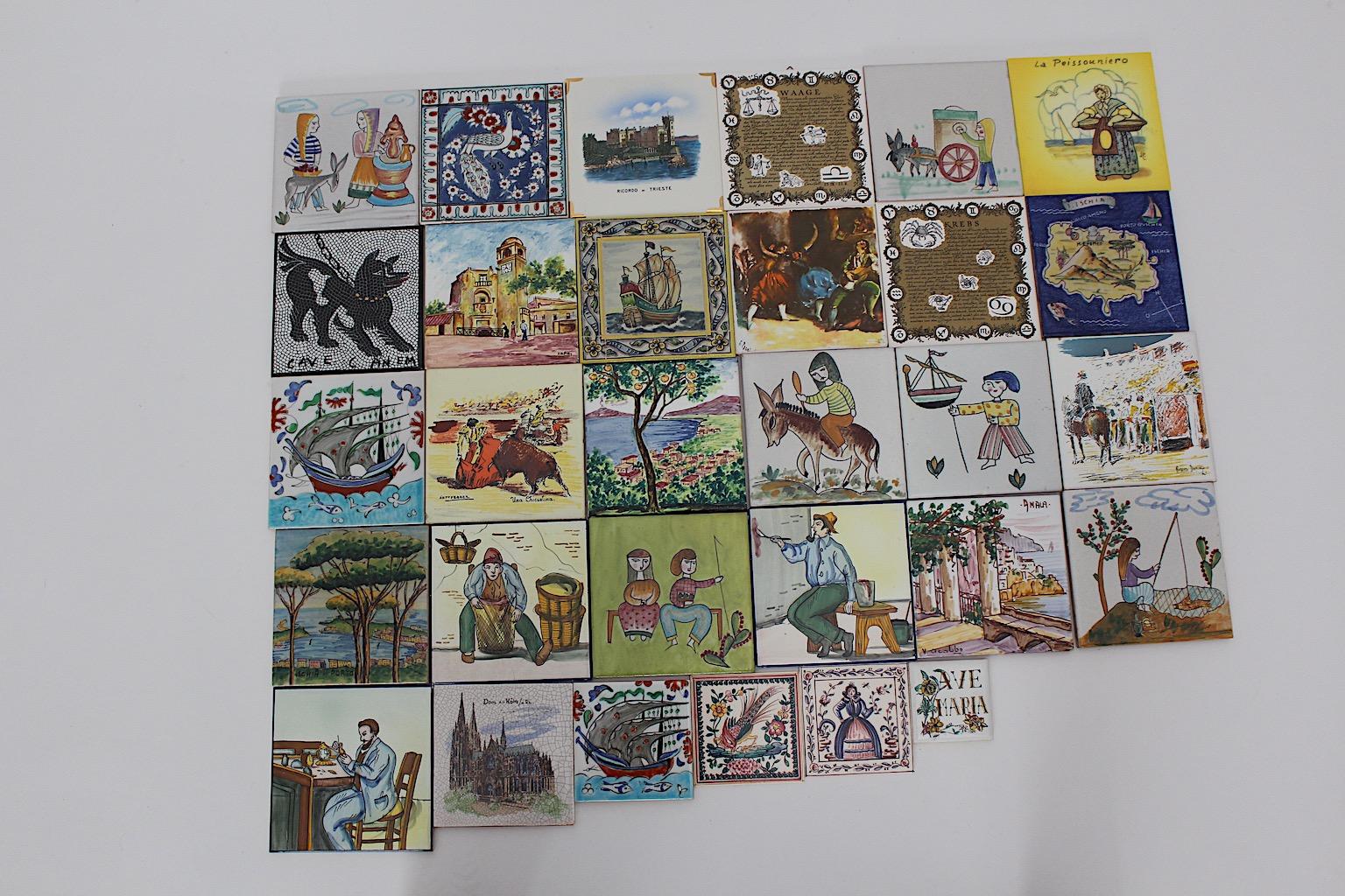 Collezione Mid Century Modern Vintage di trenta ( 30 ) piastrelle in ceramica di vari colori e dimensioni provenienti da Italia, Grecia, Spagna, Portogallo e Austria degli anni '60.
Un'incredibile collezione di piastrelle in ceramica, raccolte in