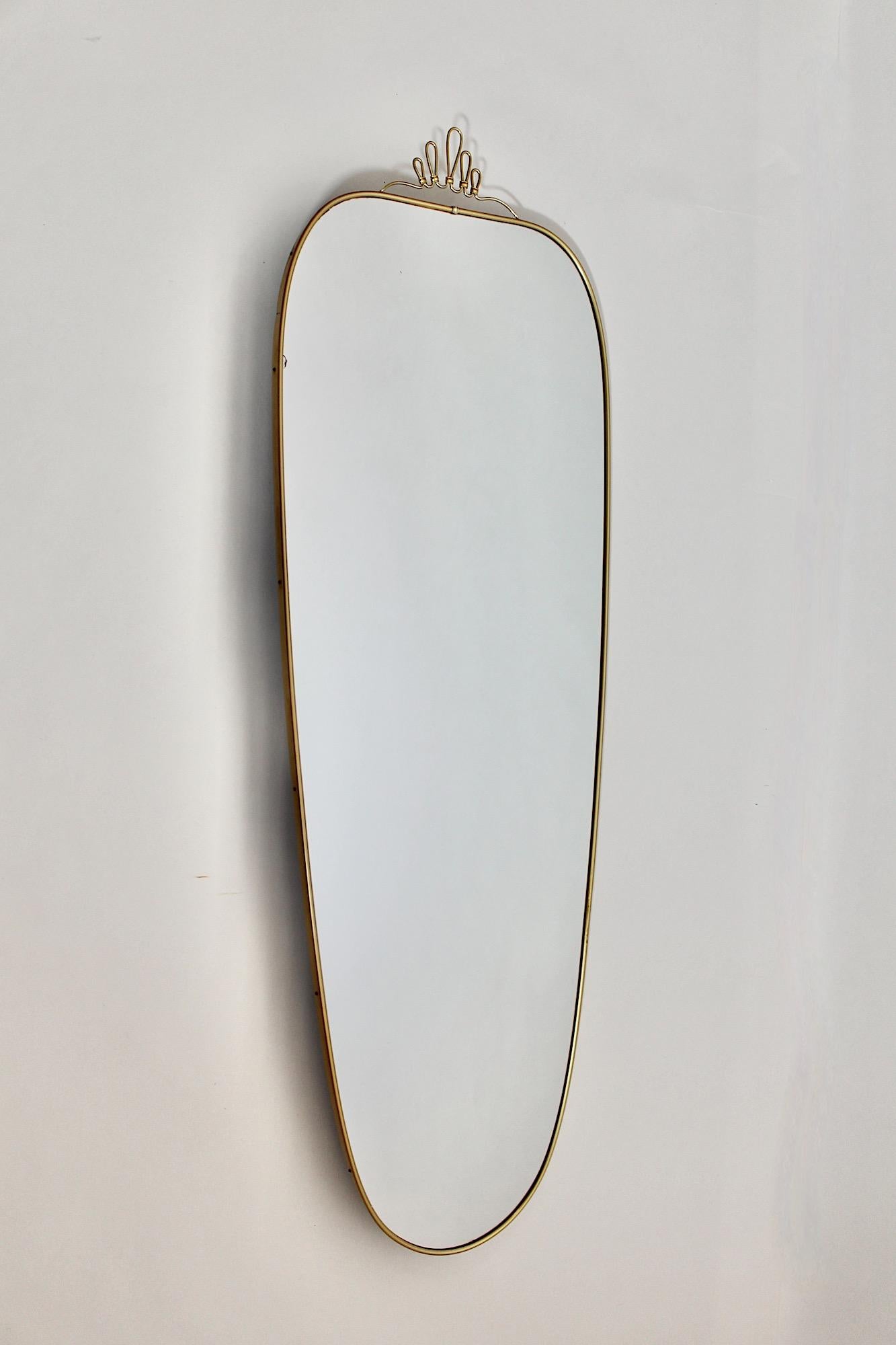 Mid-Century moderno Specchio di grandi dimensioni a figura intera in metallo dorato conico d'epoca del Mid Century Modern in vendita