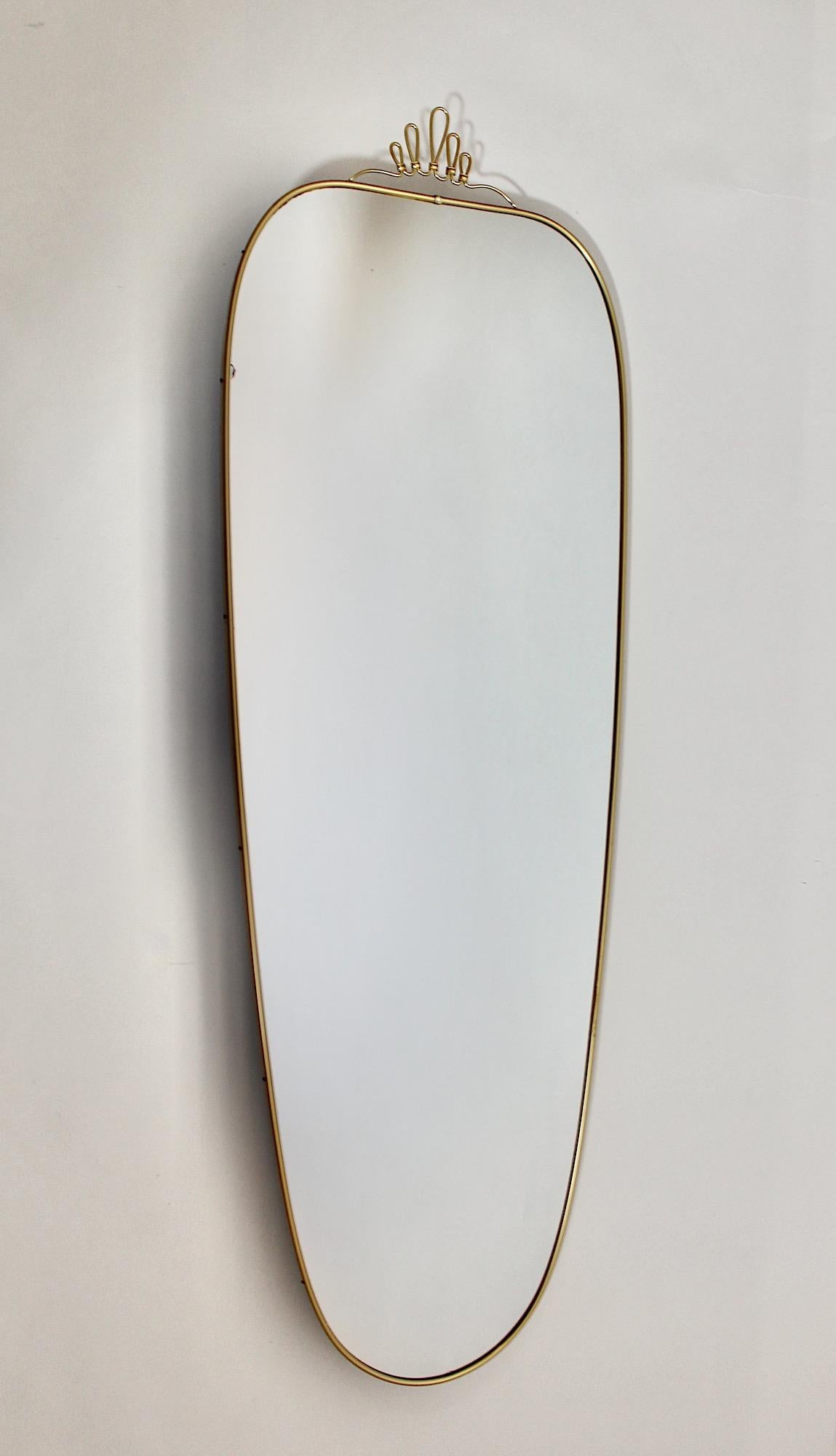 Austriaco Specchio di grandi dimensioni a figura intera in metallo dorato conico d'epoca del Mid Century Modern in vendita