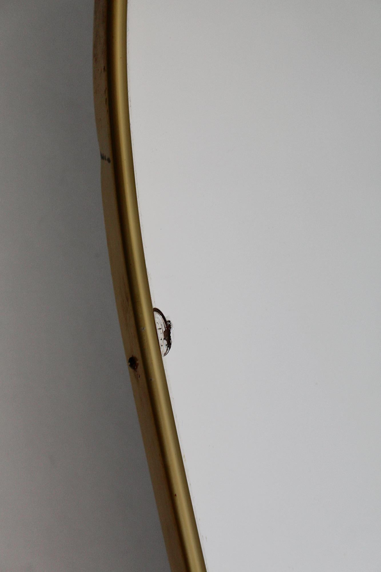 Metallo Specchio di grandi dimensioni a figura intera in metallo dorato conico d'epoca del Mid Century Modern in vendita