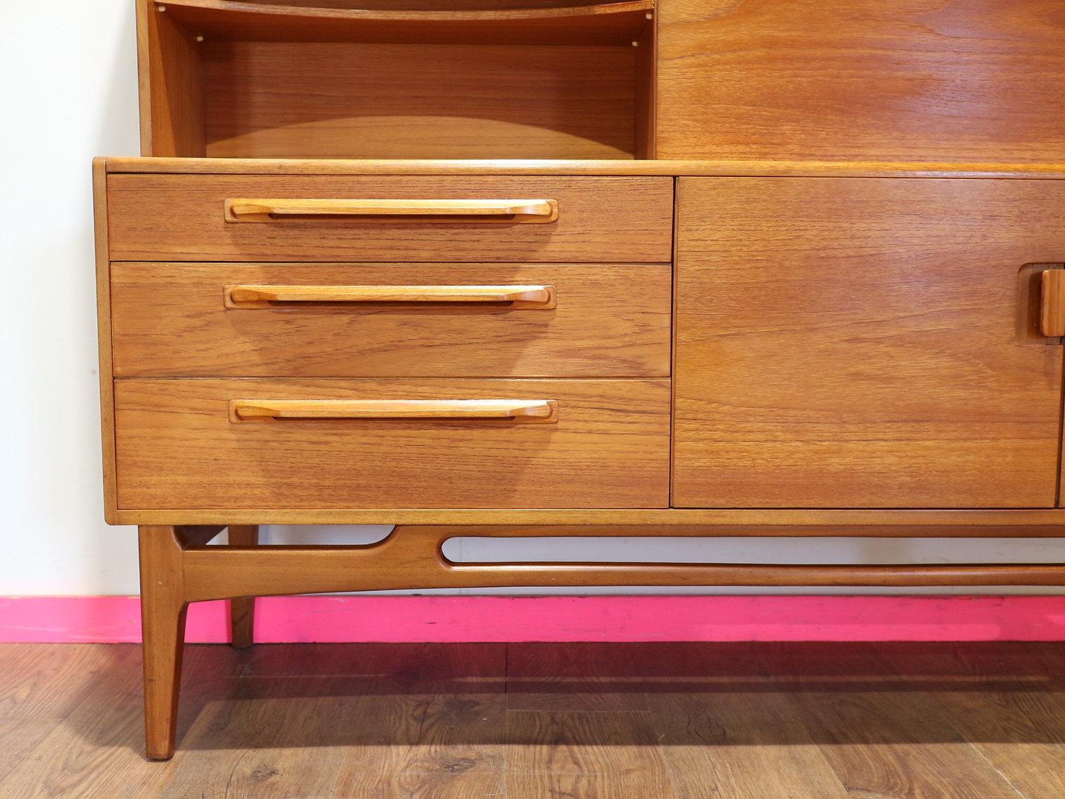 Mid Century Modern Vintage Credenza Buffet Beithcraft of Scotland Danish Style In Good Condition In Los Angeles, CA