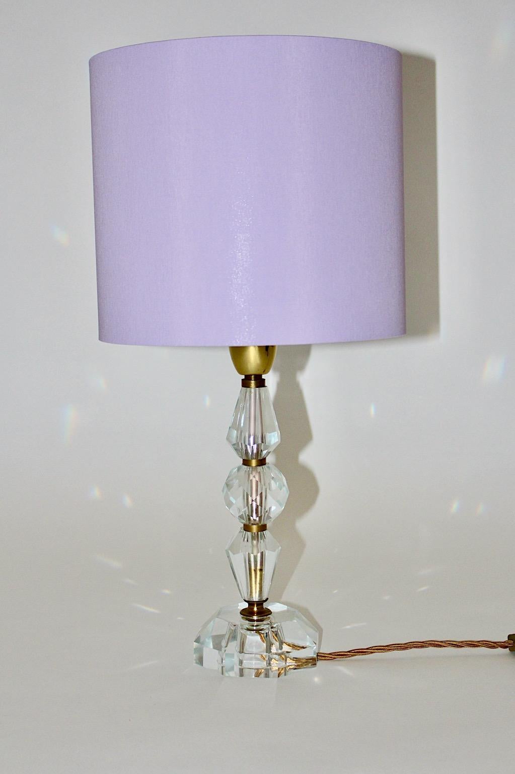 Mid Century Modern Vintage-Tischlampe aus Kristallglas mit lavendelfarbenem Schirm, Österreich 1950er Jahre (Moderne der Mitte des Jahrhunderts) im Angebot
