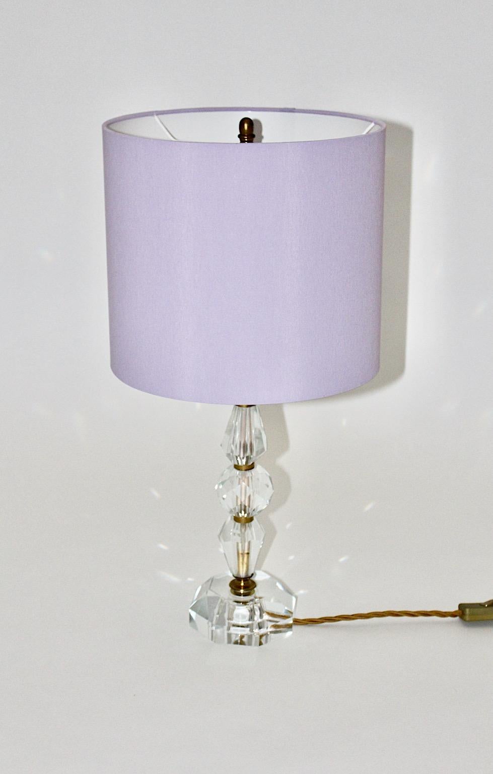 Mid Century Modern Vintage-Tischlampe aus Kristallglas mit lavendelfarbenem Schirm, Österreich 1950er Jahre (Österreichisch) im Angebot