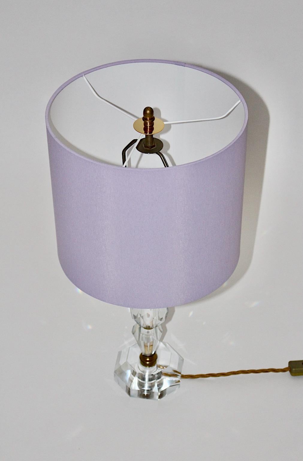 Mid Century Modern Vintage-Tischlampe aus Kristallglas mit lavendelfarbenem Schirm, Österreich 1950er Jahre (Poliert) im Angebot