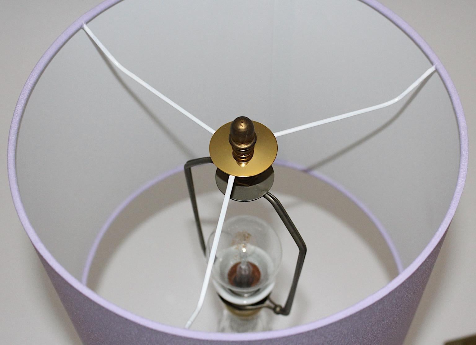 Mid Century Modern Vintage-Tischlampe aus Kristallglas mit lavendelfarbenem Schirm, Österreich 1950er Jahre im Zustand „Gut“ im Angebot in Vienna, AT