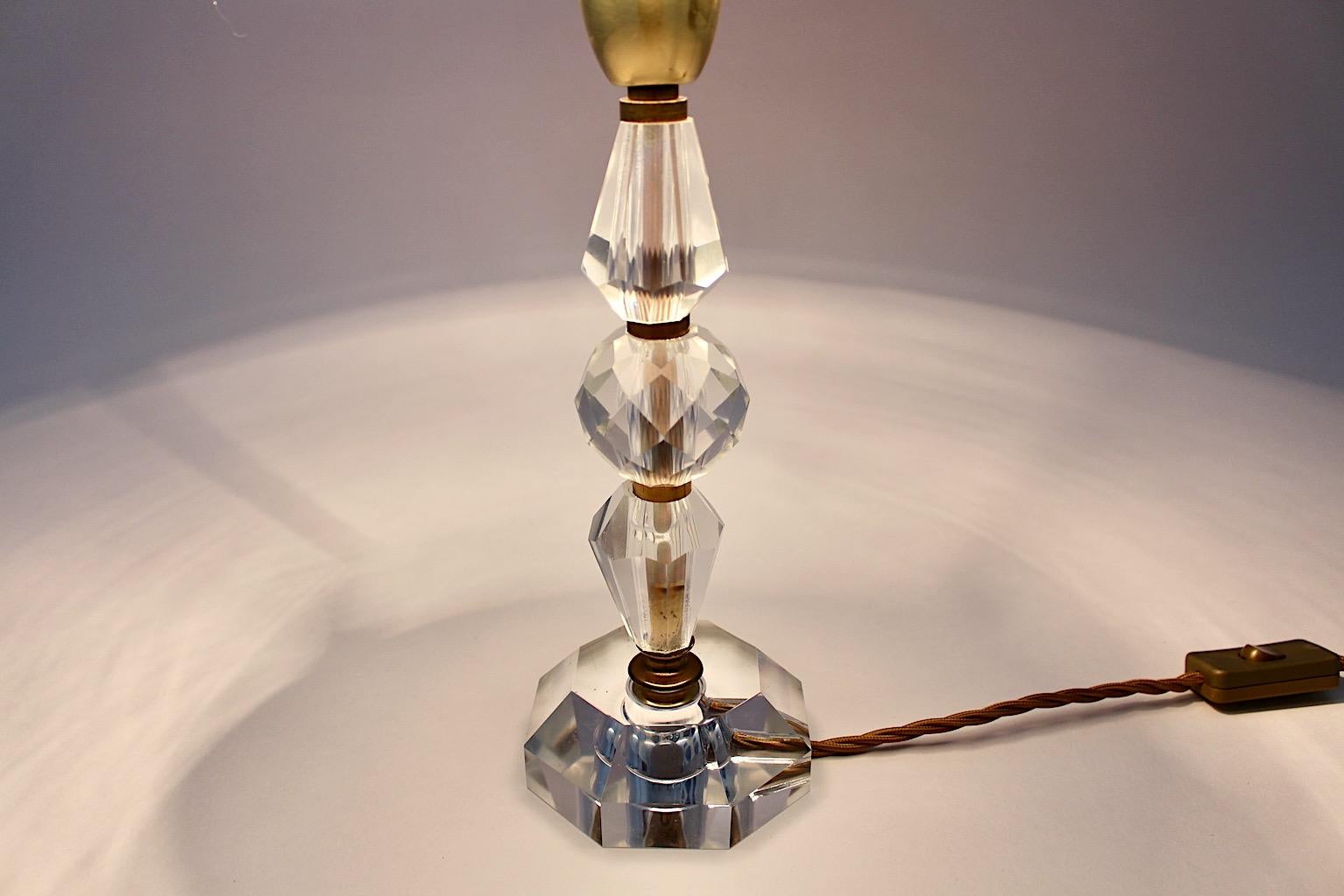 Mid Century Modern Vintage-Tischlampe aus Kristallglas mit lavendelfarbenem Schirm, Österreich 1950er Jahre (Glas) im Angebot