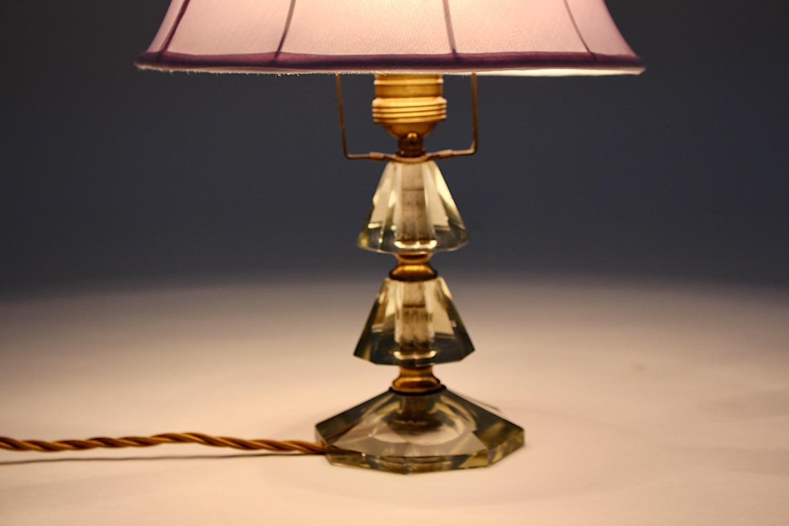 Bakalowits-Tischlampe aus geschliffenem Glas und Messing, Moderne der Mitte des Jahrhunderts (Österreichisch) im Angebot