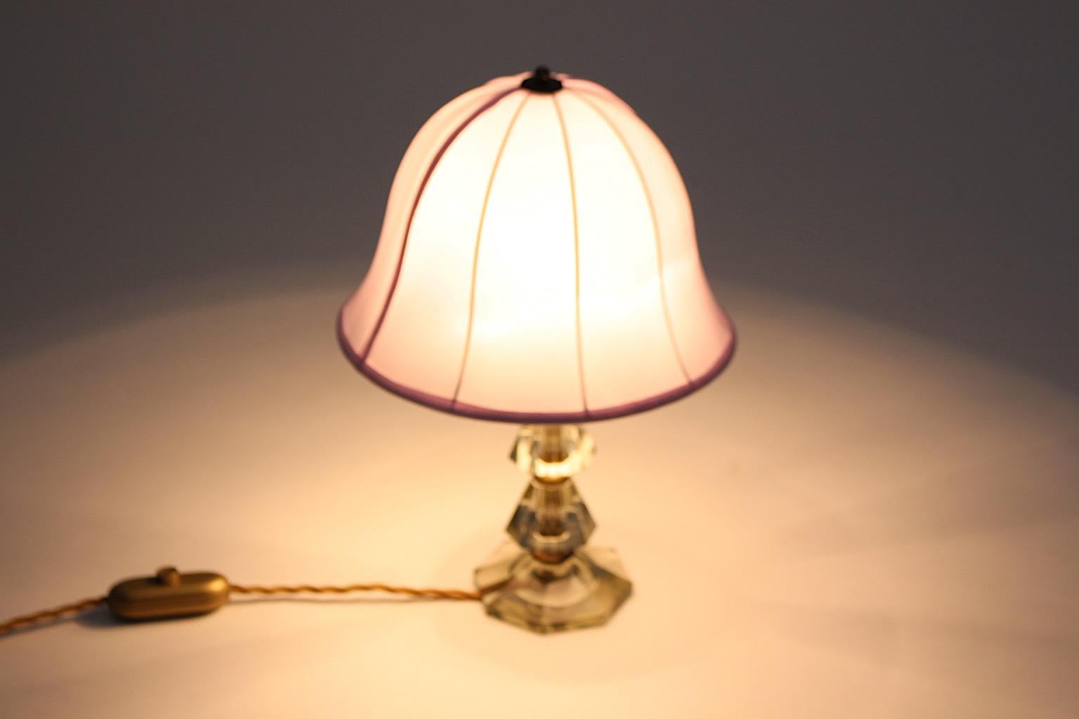 Autrichien Lampe de table Bakalowits 1950s Vienna Mid Century Modern Vintage Cut Glass Brass Table Lamp en vente