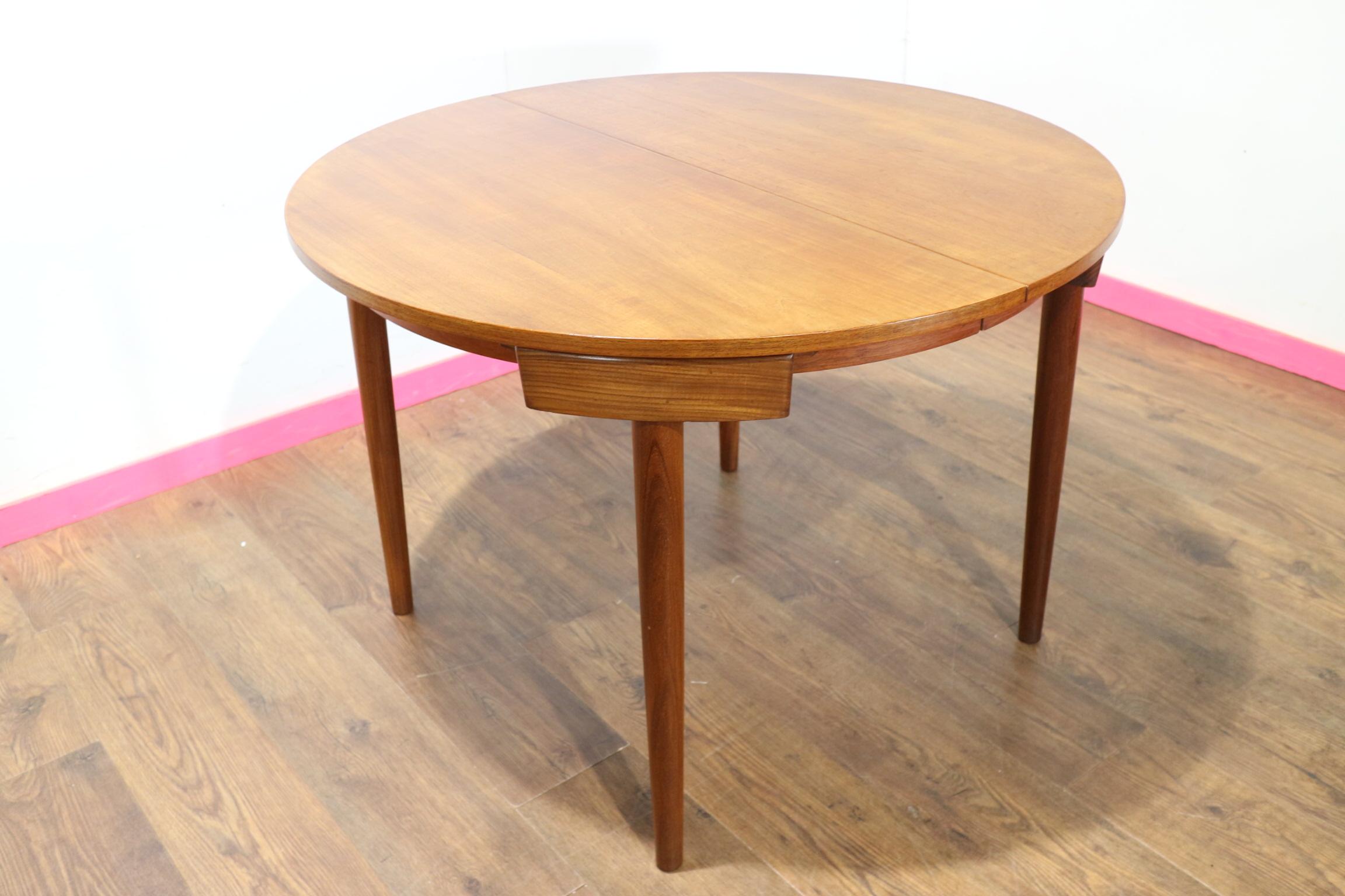 Mid Century Modern Vintage Danish Dining Table and 4 x Chairs by Frem Rojle 4