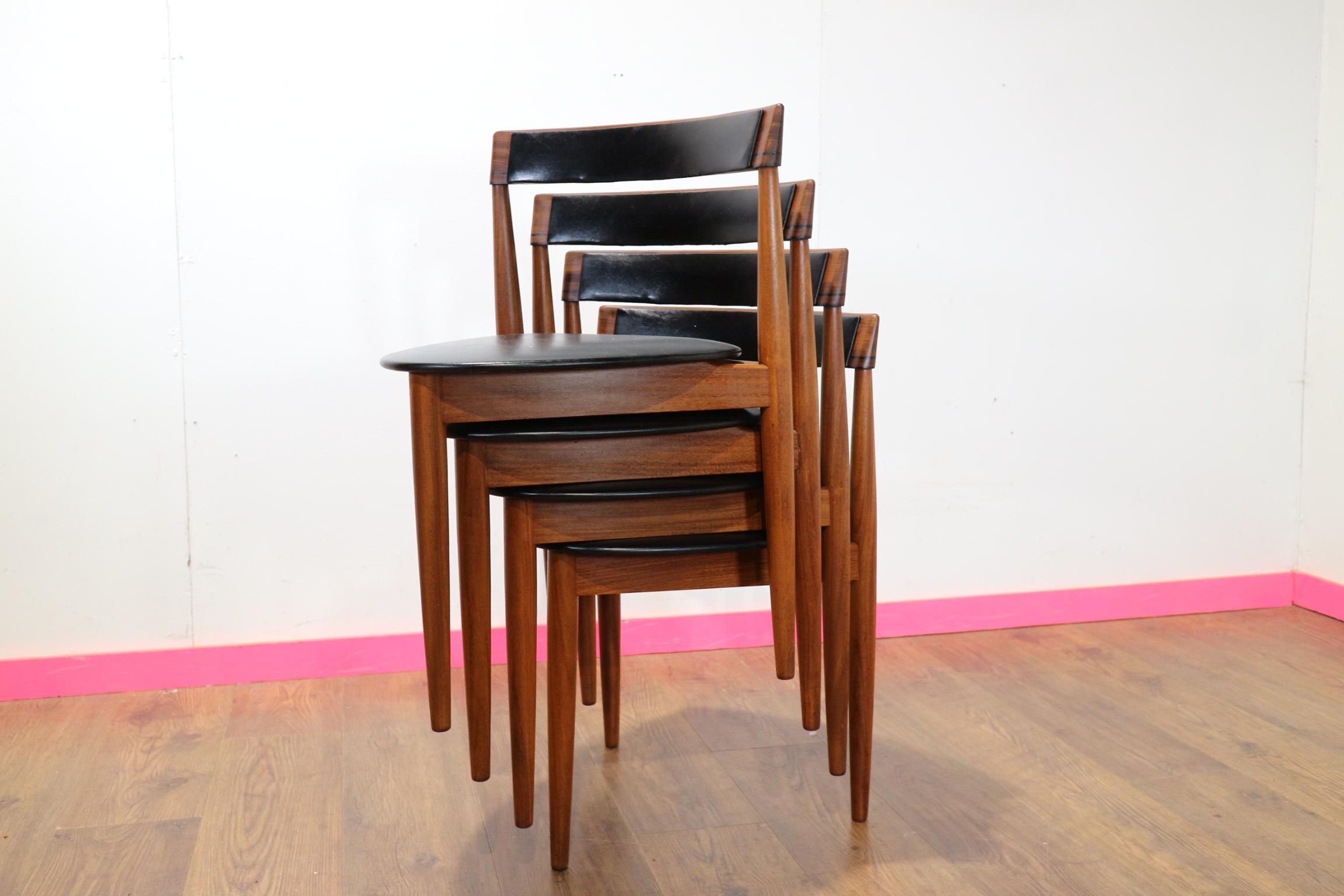 Elevate your dining experience with our exquisite midcentury teak extendable round dining table, accompanied by 4 matching 3-legged chairs designed by Hans Olsen and produced in 1952 by Frem Rojle. Perfectly blending form and function, this small