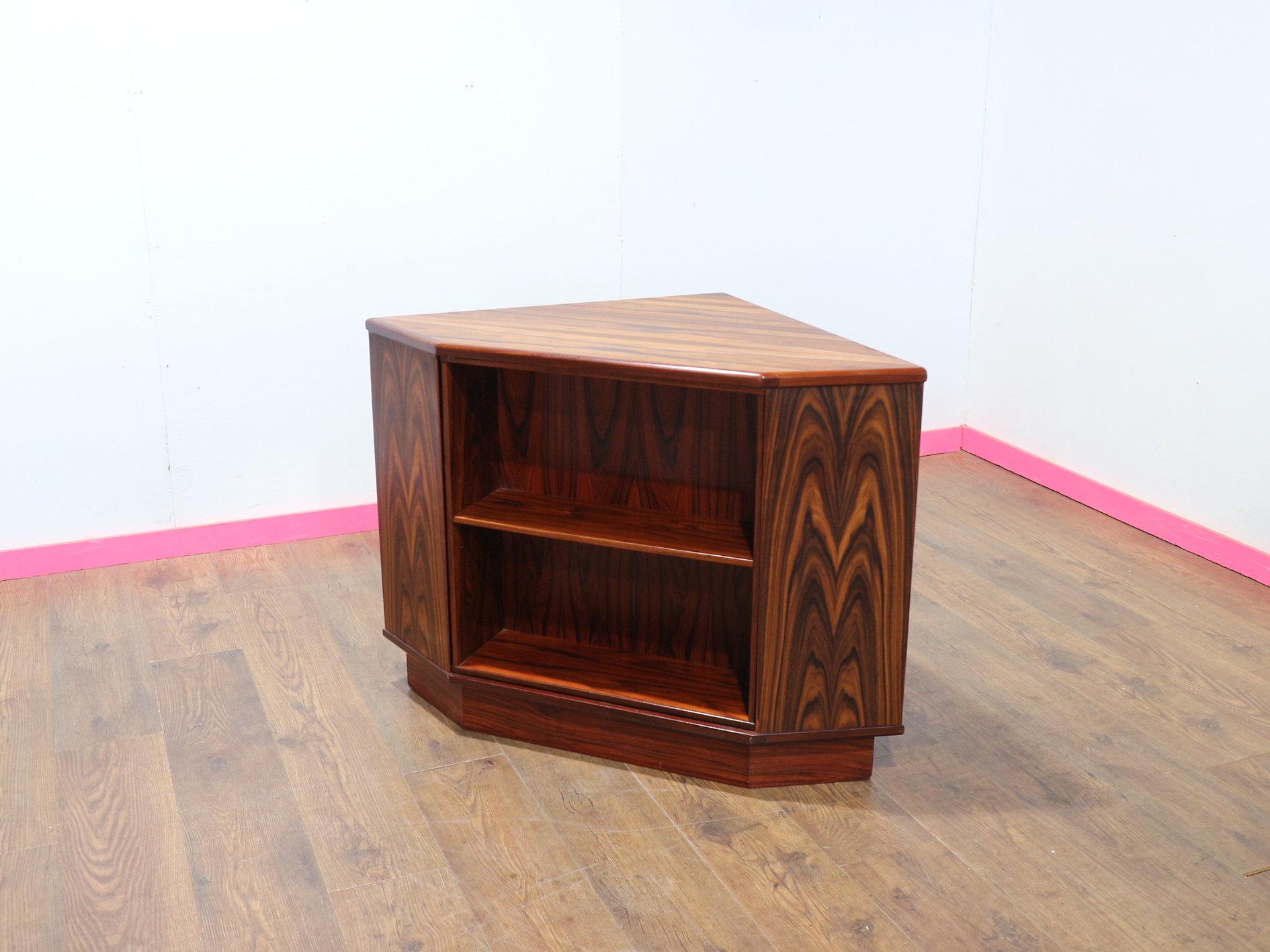 Ce fabuleux bar tournant d'angle du milieu du siècle est un meuble fabuleux. Le design et la qualité danois résumés en une seule pièce. Le cabinet est doté d'un étonnant bar à boissons rotatif et d'un meuble de présentation qui vous permet d'exposer