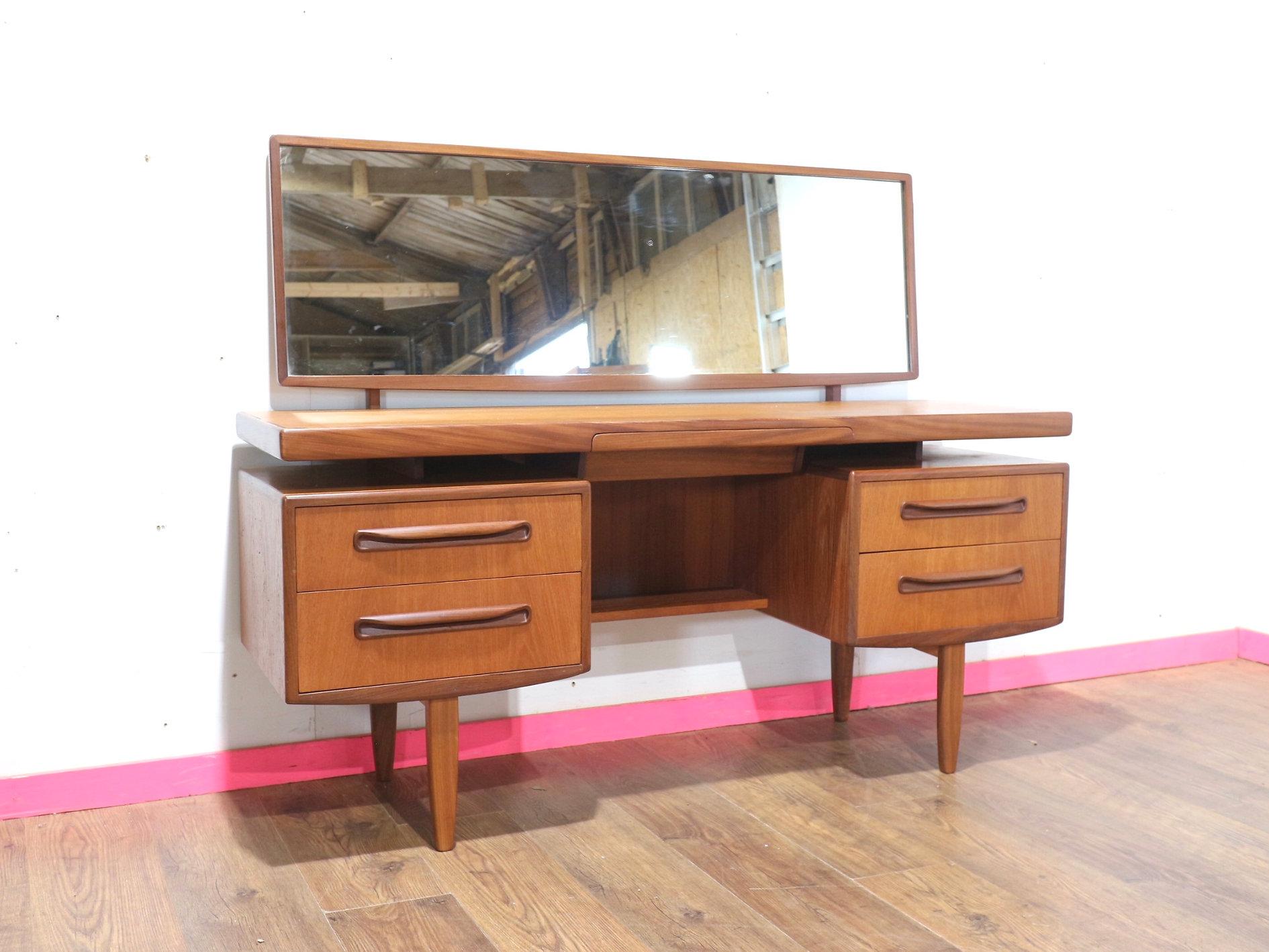 Mid Century Modern Vintage Desk Vanity by White and Newton Danish Style in vendita 1