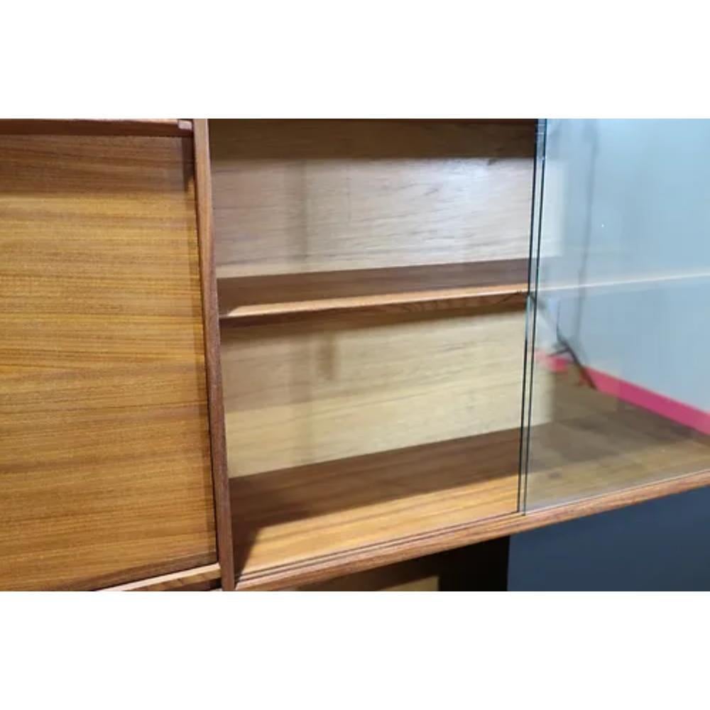 Mid Century Modern Vintage Display China Cabinet by Beaver and Tapley In Good Condition For Sale In Los Angeles, CA