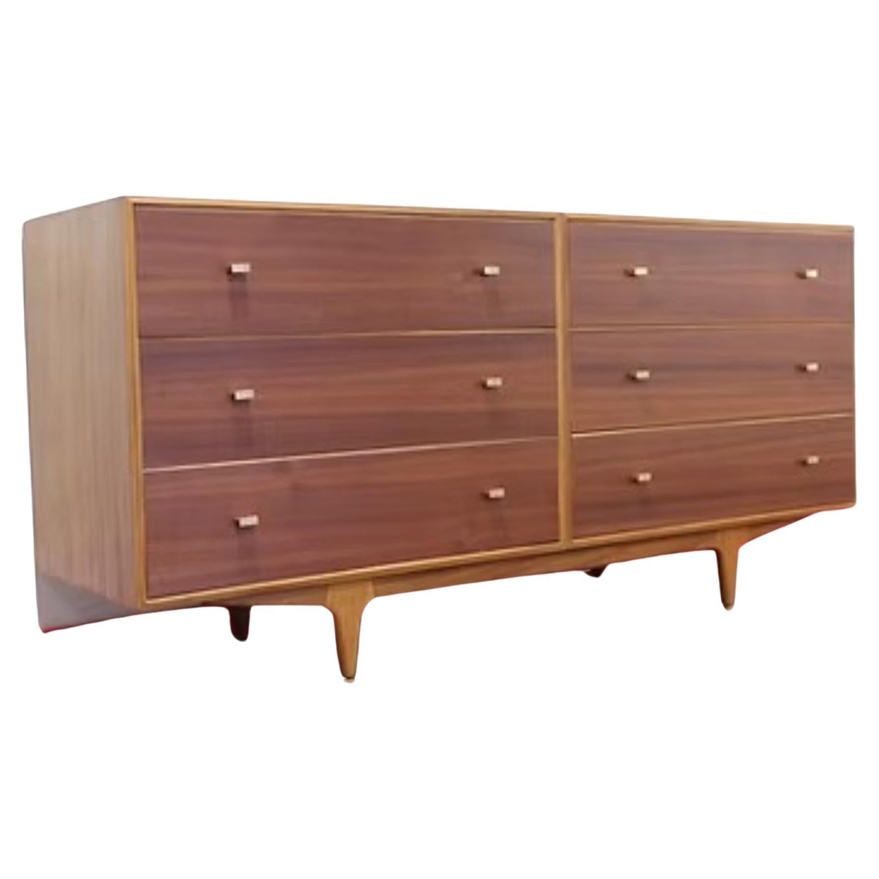 Découvrez le savoir-faire impeccable de la commode Vintage Mid Century Modern Chest of Bank of Drawers du célèbre fabricant de meubles écossais Mcintosh, disponible chez Mid Century Traders. Cette superbe commode pour la chambre à coucher comporte