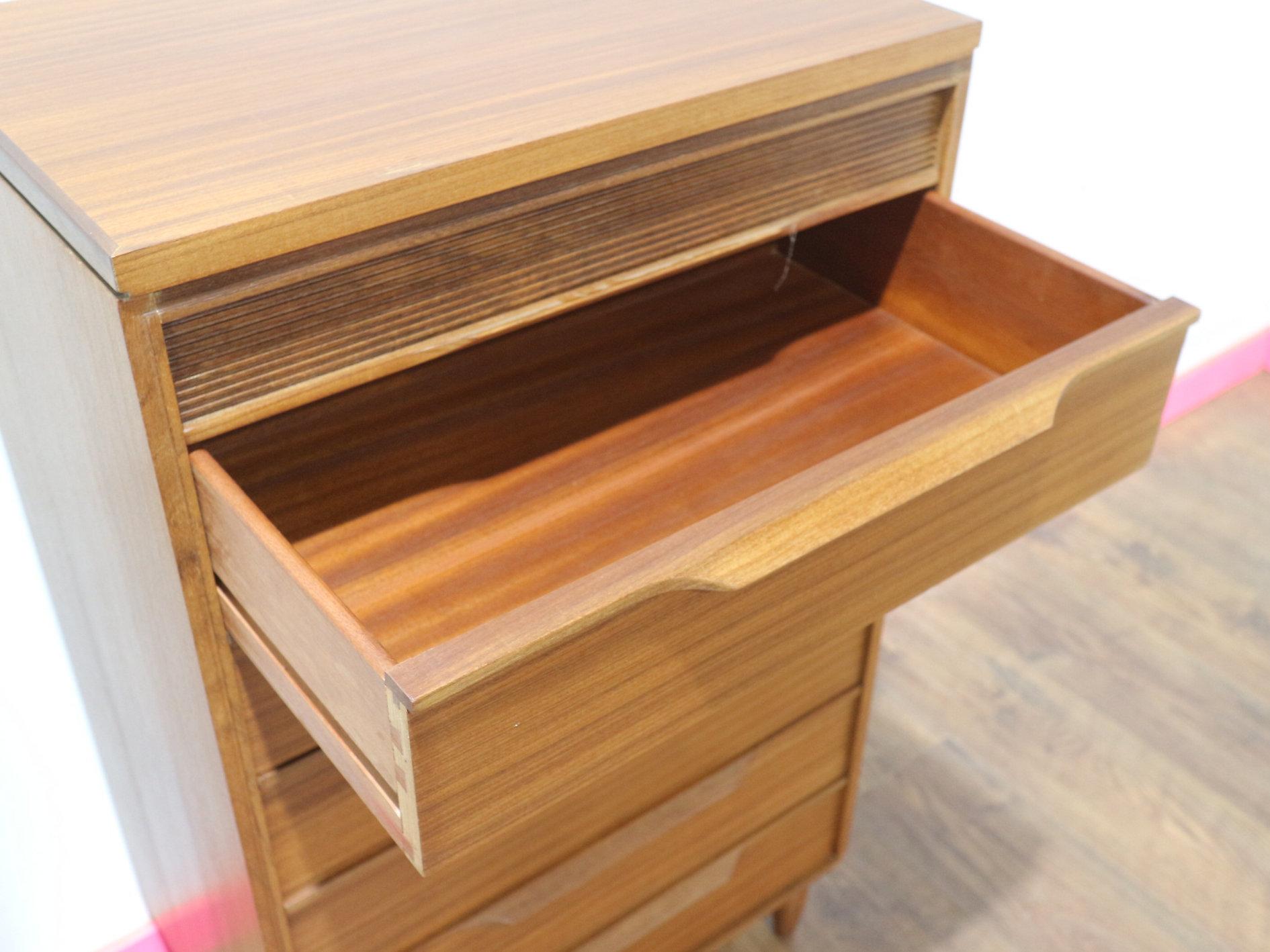 Cassettiera Vintage Mid Century Modern Dresser Chest of Drawers Tall Boy By White & Newton in vendita 3