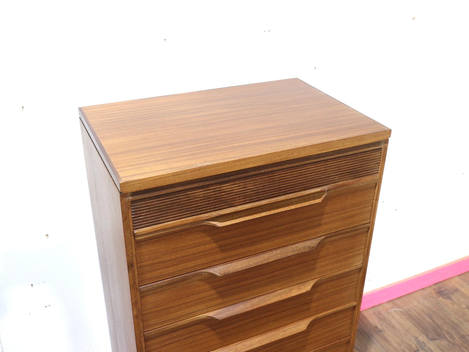 Cassettiera Vintage Mid Century Modern Dresser Chest of Drawers Tall Boy By White & Newton in vendita 1
