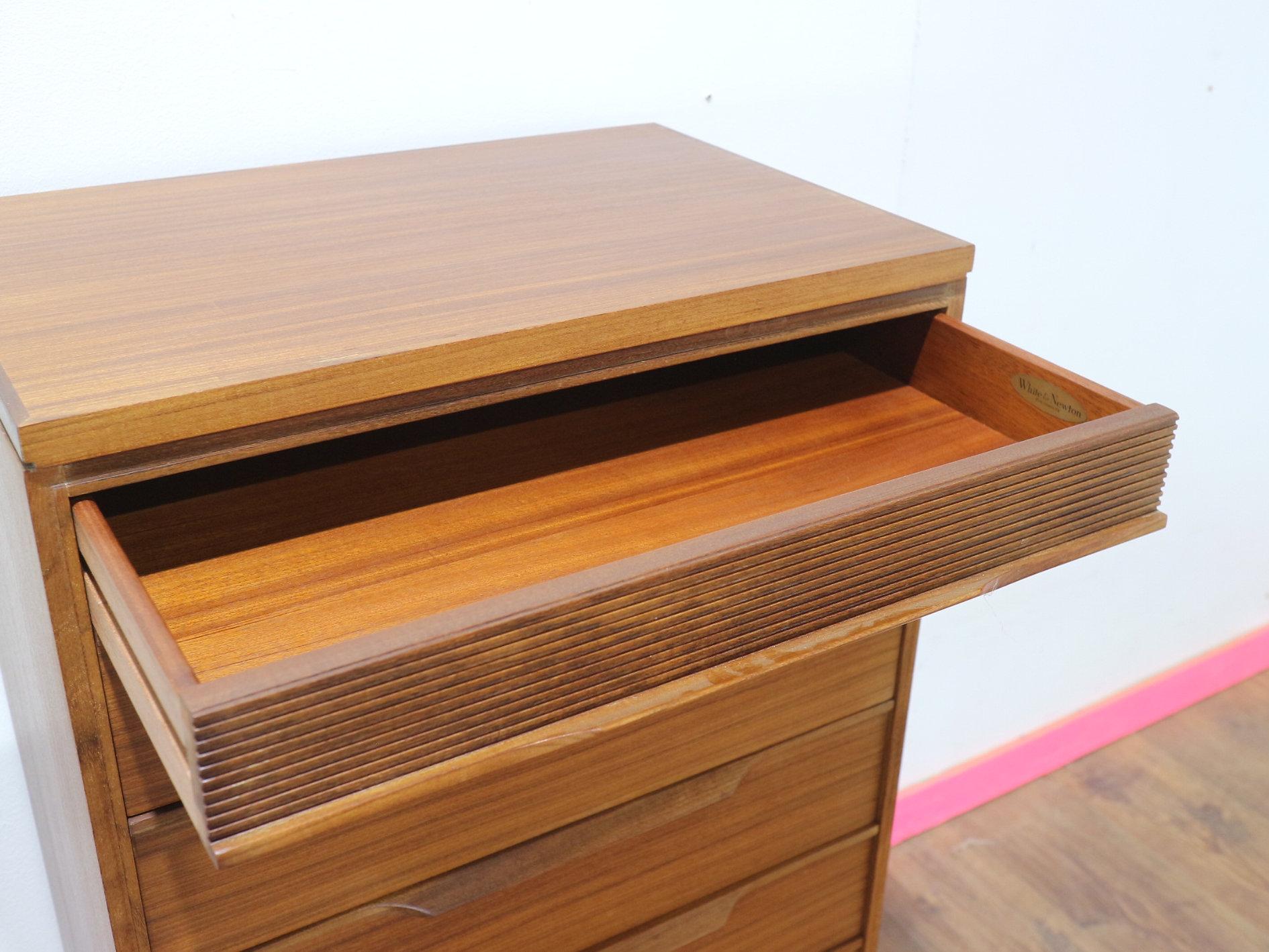 Cassettiera Vintage Mid Century Modern Dresser Chest of Drawers Tall Boy By White & Newton in vendita 2