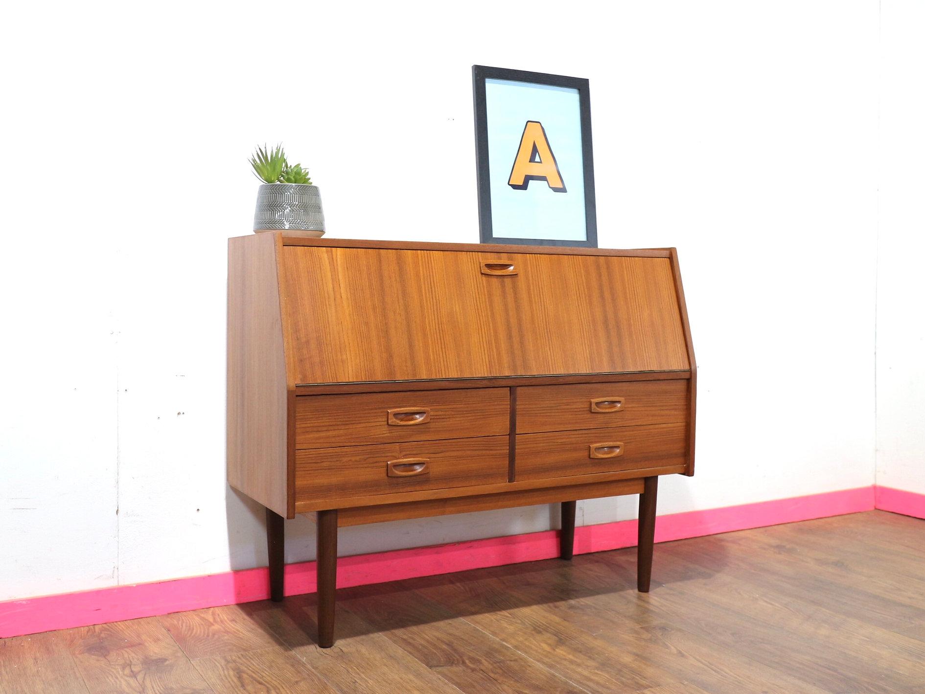 Meuble à boissons vintage moderne du milieu du siècle Bureau style danois en vente 3