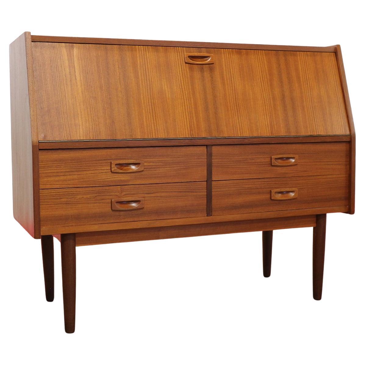 Découvrez cette magnifique armoire universelle compacte de Mid Century Traders qui allie sans effort forme et fonction. Cette pièce polyvalente peut servir de bureau, d'armoire à boissons ou d'unité de rangement, ce qui en fait un ajout pratique à