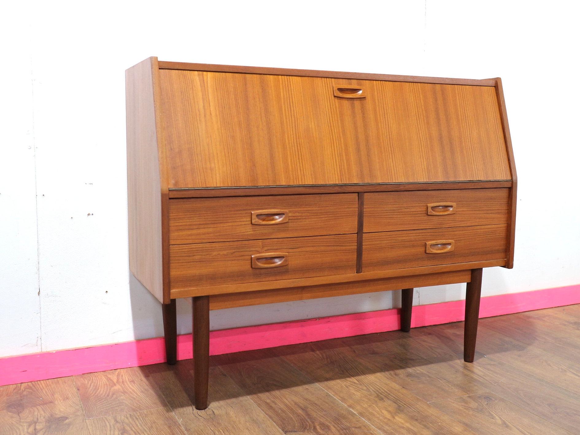 Britannique Meuble à boissons vintage moderne du milieu du siècle Bureau style danois en vente