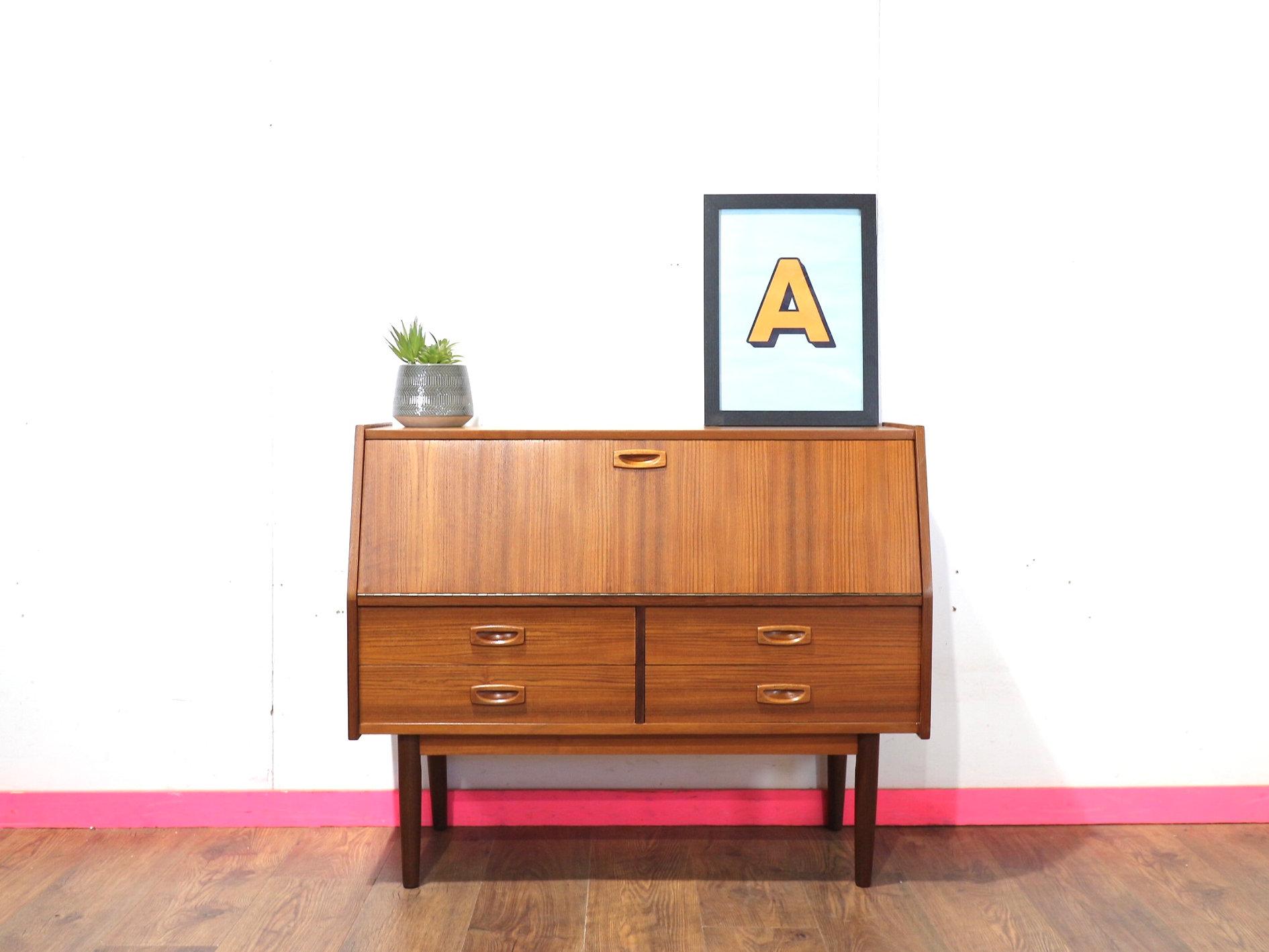 Meuble à boissons vintage moderne du milieu du siècle Bureau style danois Bon état - En vente à Los Angeles, CA