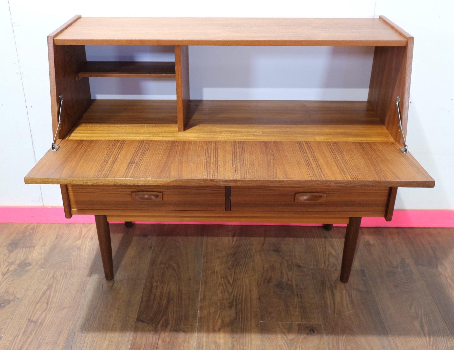 Meuble à boissons vintage moderne du milieu du siècle Bureau style danois en vente 1