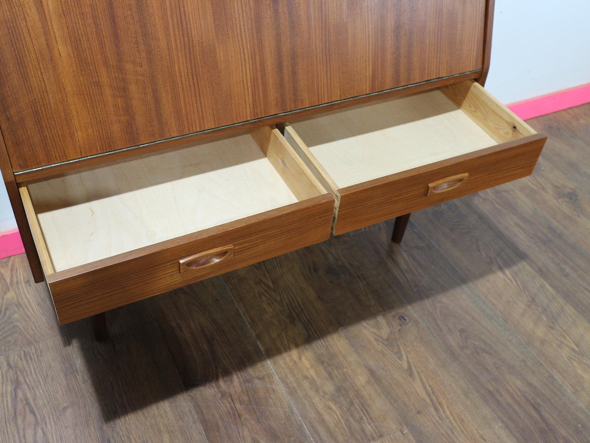 Meuble à boissons vintage moderne du milieu du siècle Bureau style danois en vente 2